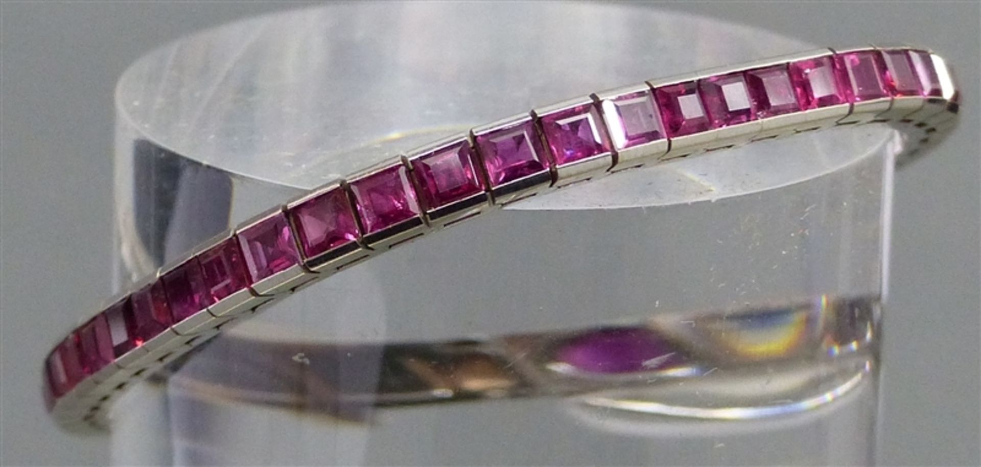 Riviere-Armband 18 kt. Weißgold, 50 Rubincarees zus. ca. 9,5 ct., Schienenfassung, Kastenschloss mit