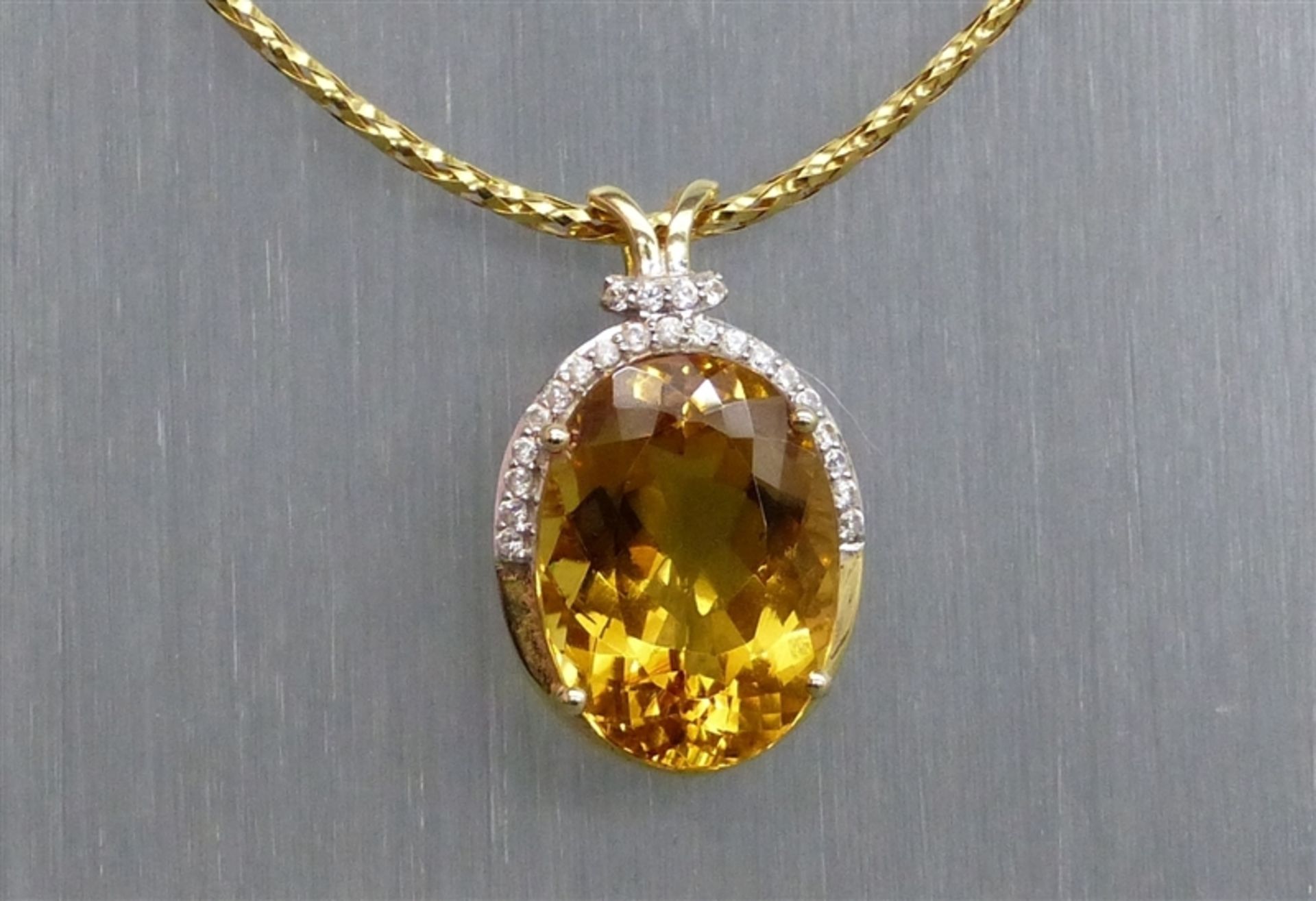 Collier 14 kt. Gelbgold, 1 ovaler Goldtopas, besetzt mit 23 Diamanten zus. ca. 0,23 ct., weiß,