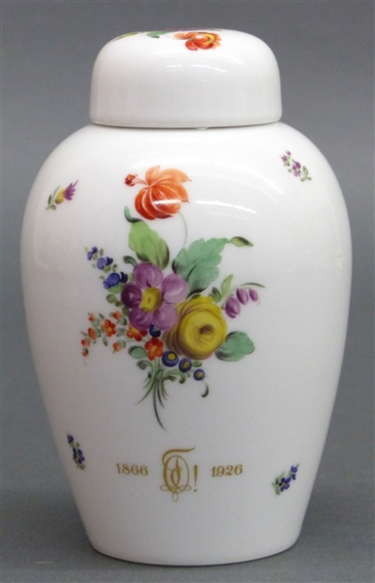 Deckelvase Porzellan, floral bemalt, Edition zu einem 60. Geburtstag, 1866-1926, grüne Bodenmarke,