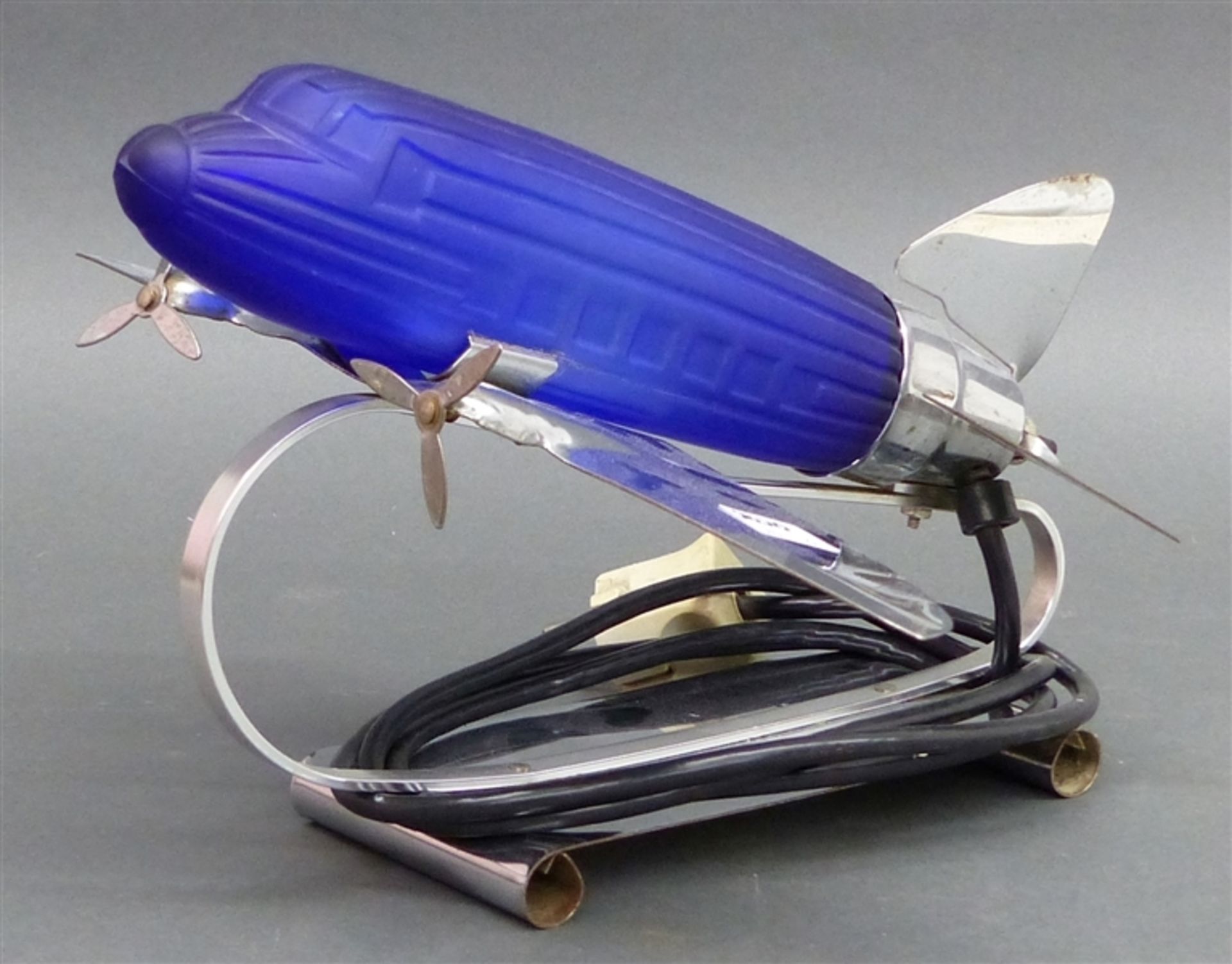 Tischlampe Metall, Form eines Reiseflugzeuges, Rumpf aus blauem Glas, Bodenmarke, Sarsaparilla, West