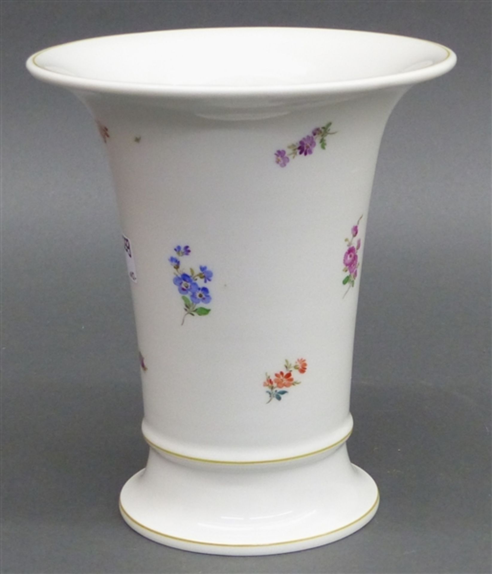 Ziervase Porzellan, Manufaktur Meissen, Blumenmalerei, blaue Schwertermarke, I. Wahl, h 19 cm,