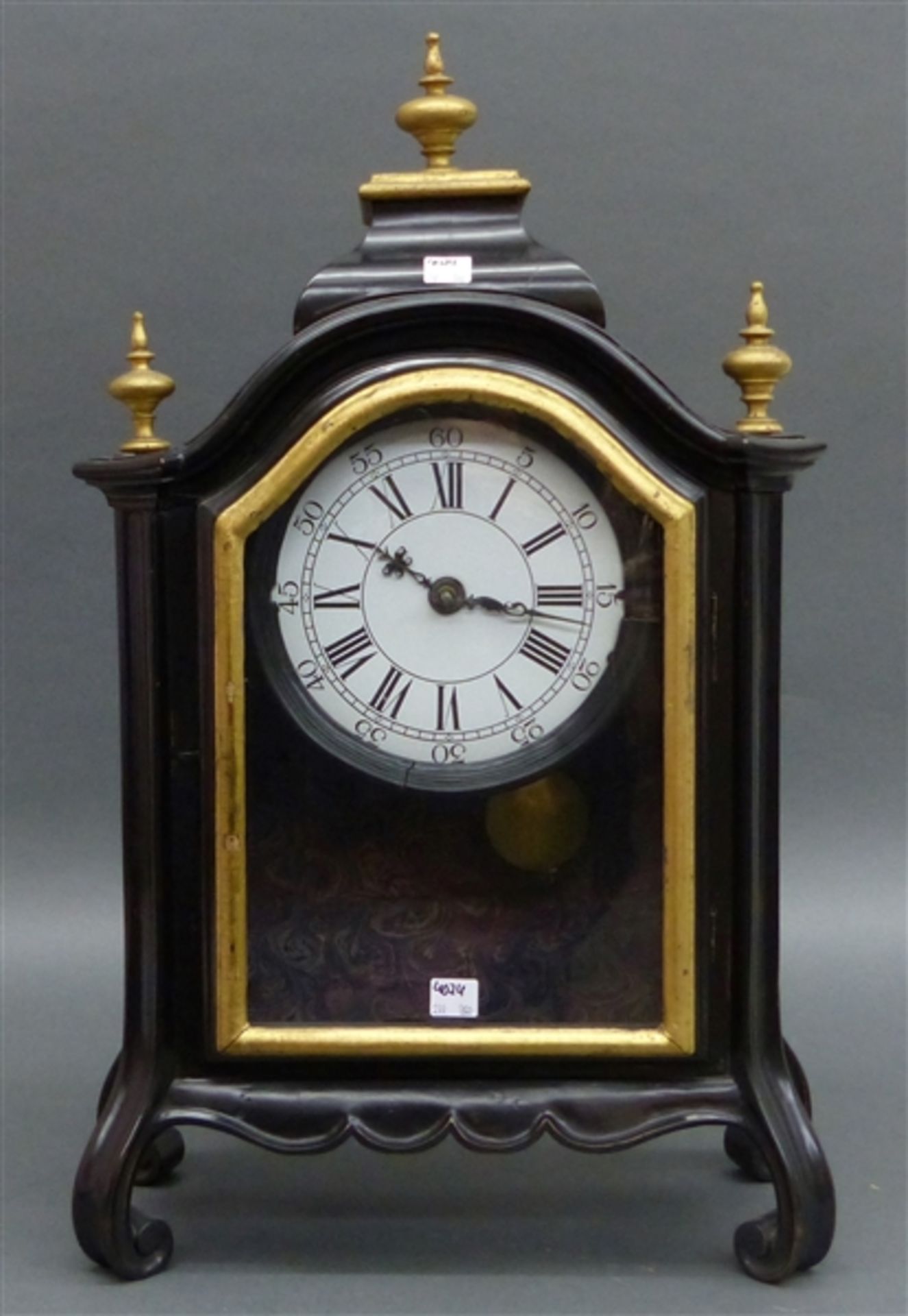 Pendule, 18. Jh. Messingwerk mit Schlüsselaufzug, Fadenaufhängung, Schlossscheibenschlagwerk auf