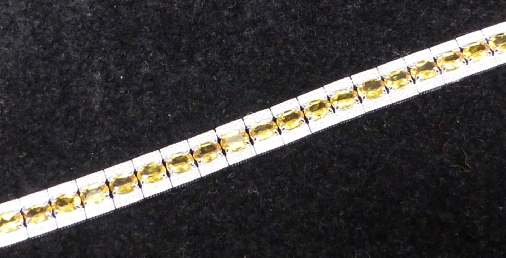 Armband 925 Sterlingsilber, besetzt mit 33 Goldtopasen, Kastenschloss mit Sicherung, ca. 22 g