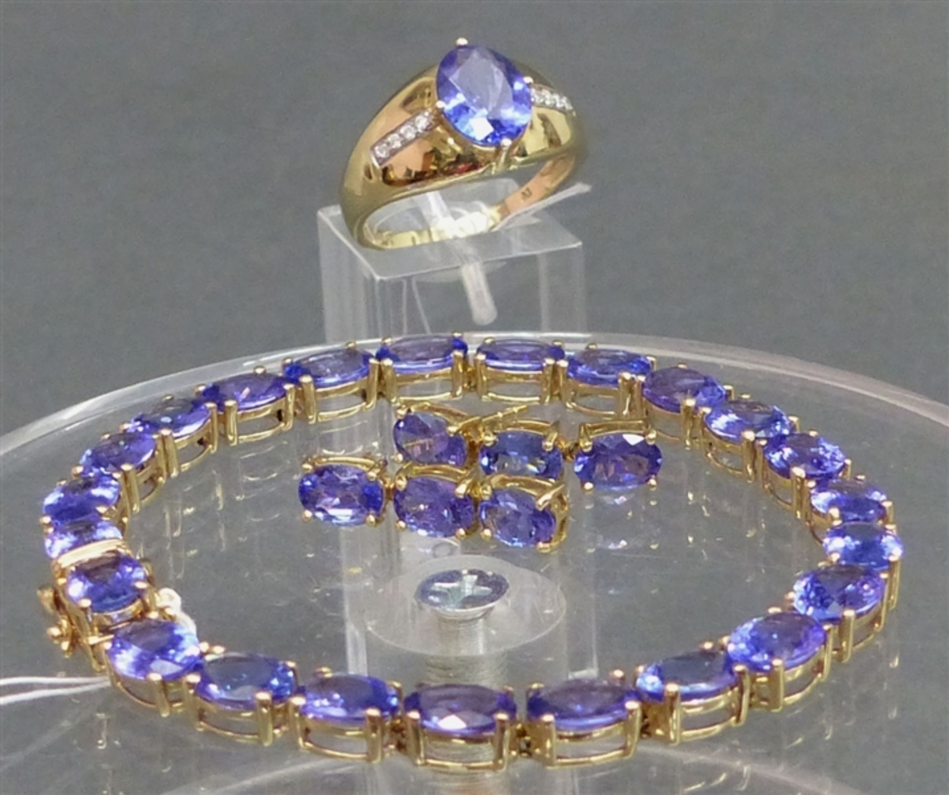 Schmuckgarnitur 14 kt. Gelbgold, 1 Damenring, oval, blauer Edelstein, wohl Tansanit, 8 kl.