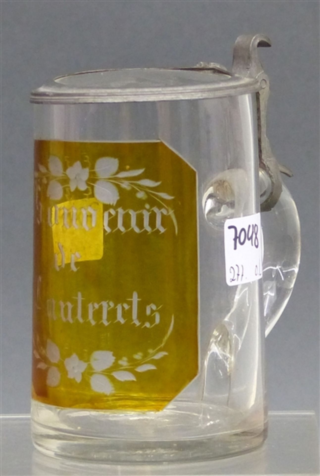 Andenkenkrug, 19. Jh. farbloses Glas, gelber Überfang, beschliffen, "Souvenier de Cauterets",