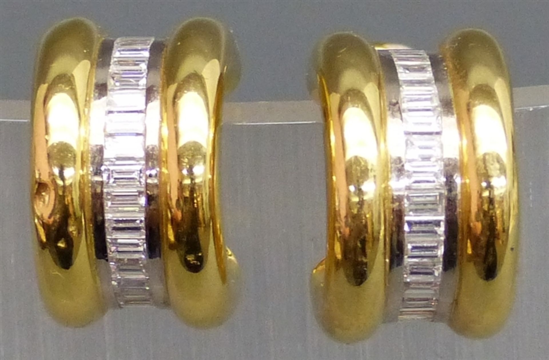 Paar Ohrclipse 18 kt. Gelbgold, besetzt mit 38 Diamantbaquetten zus. ca. 2,50 ct., weiß, vvsi,