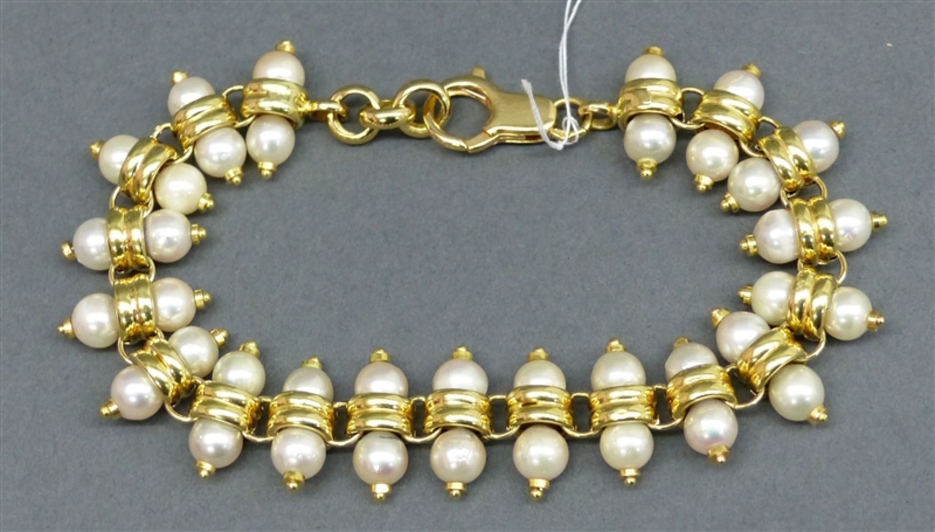 Armband 14 kt. Gelbgold, 38 Süßwasserperlen in Goldmonturen, Karabinerschloss, ca. 35 g schwer, l 21