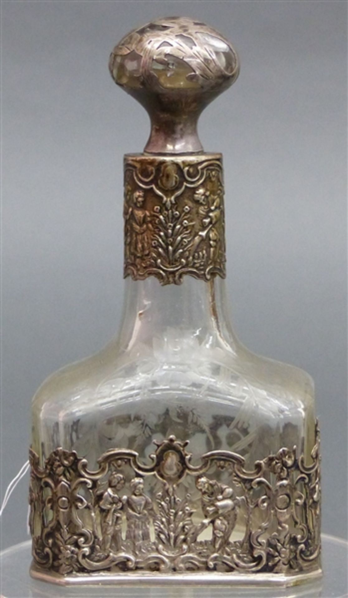 Parfümflacon farbloses Glas, beschliffen, reicher reliefierter Silberdekor, 19. Jh., h 14 cm,