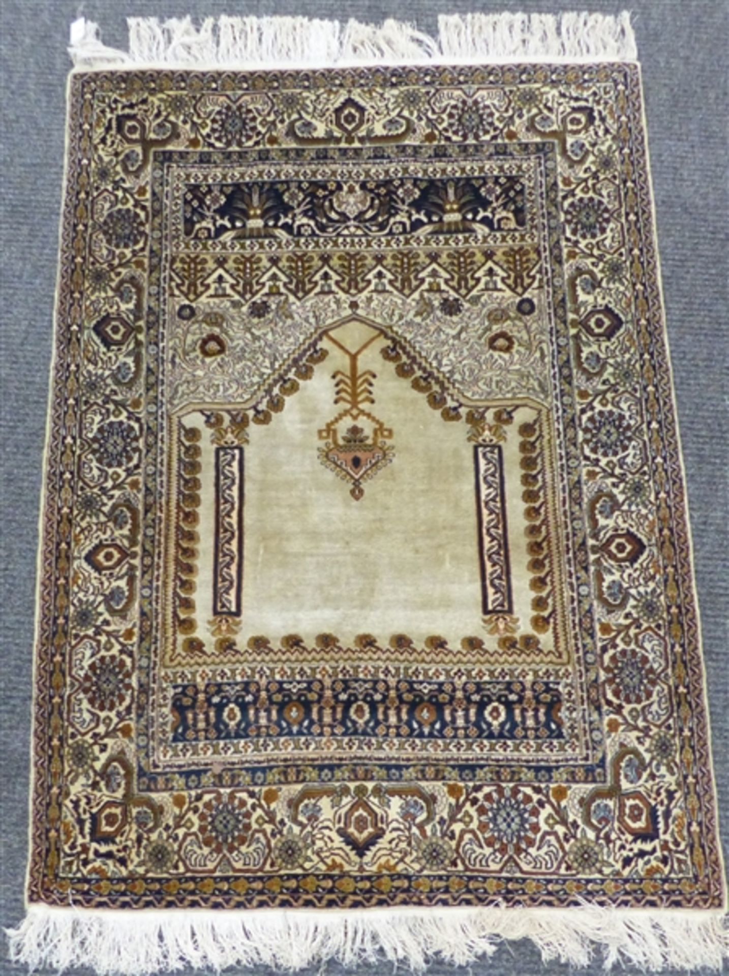 Seidenbrücke wohl Persien, braun-beige, Mittelfeld mit Gebetsnische, florales Muster,. 178x126 cm,
