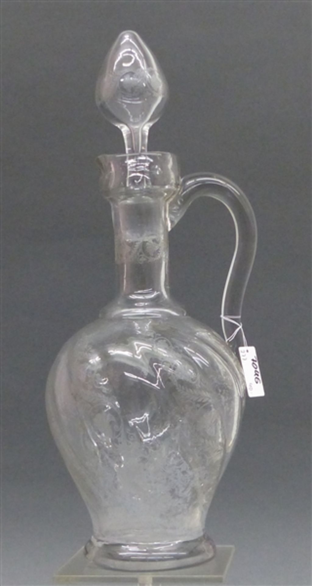 Karaffe mit Stöpsel, 19. Jh. farbloses Glas, Ätzdekor, gedrehte Form, mit Henkel, h 32 cm,