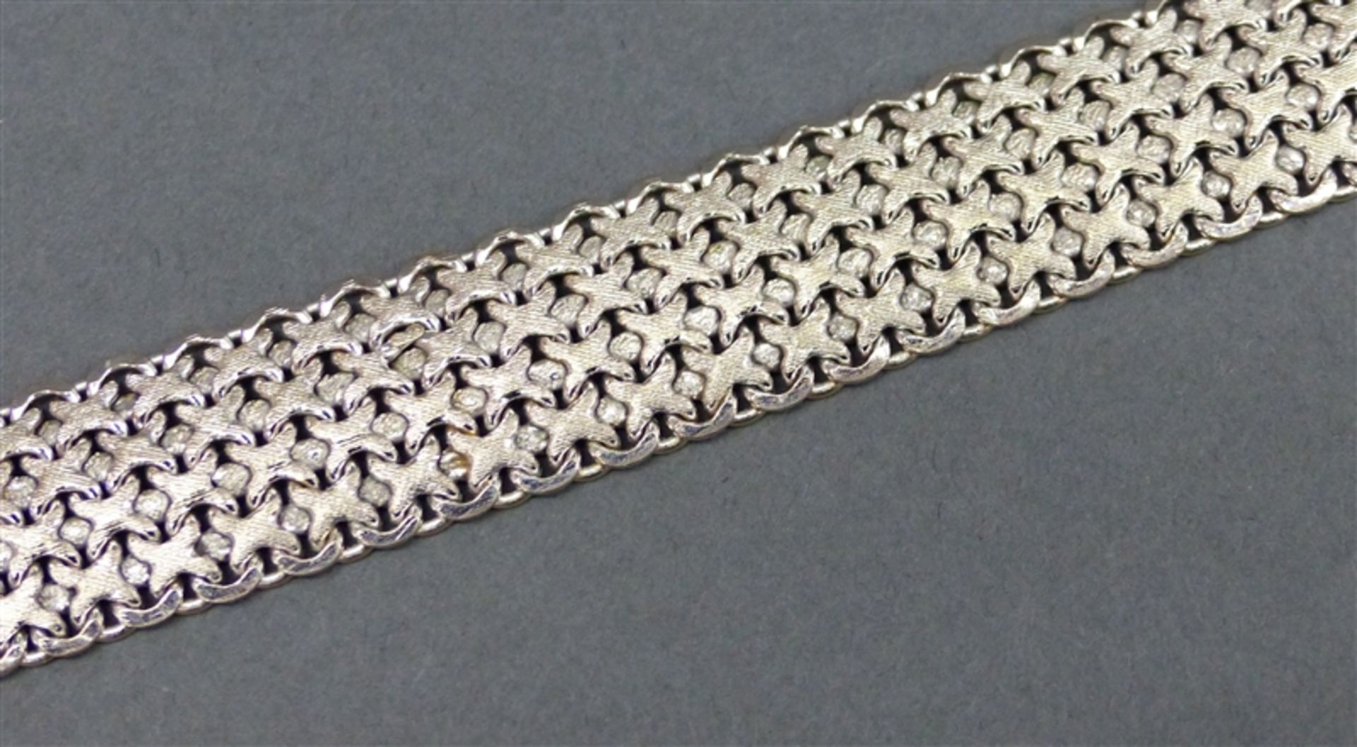 Armband 14 kt. Weißgold, Flechtform, Kastenschloss mit Sicherung, ca. 43 g schwer, b 1,7 cm, l 19,