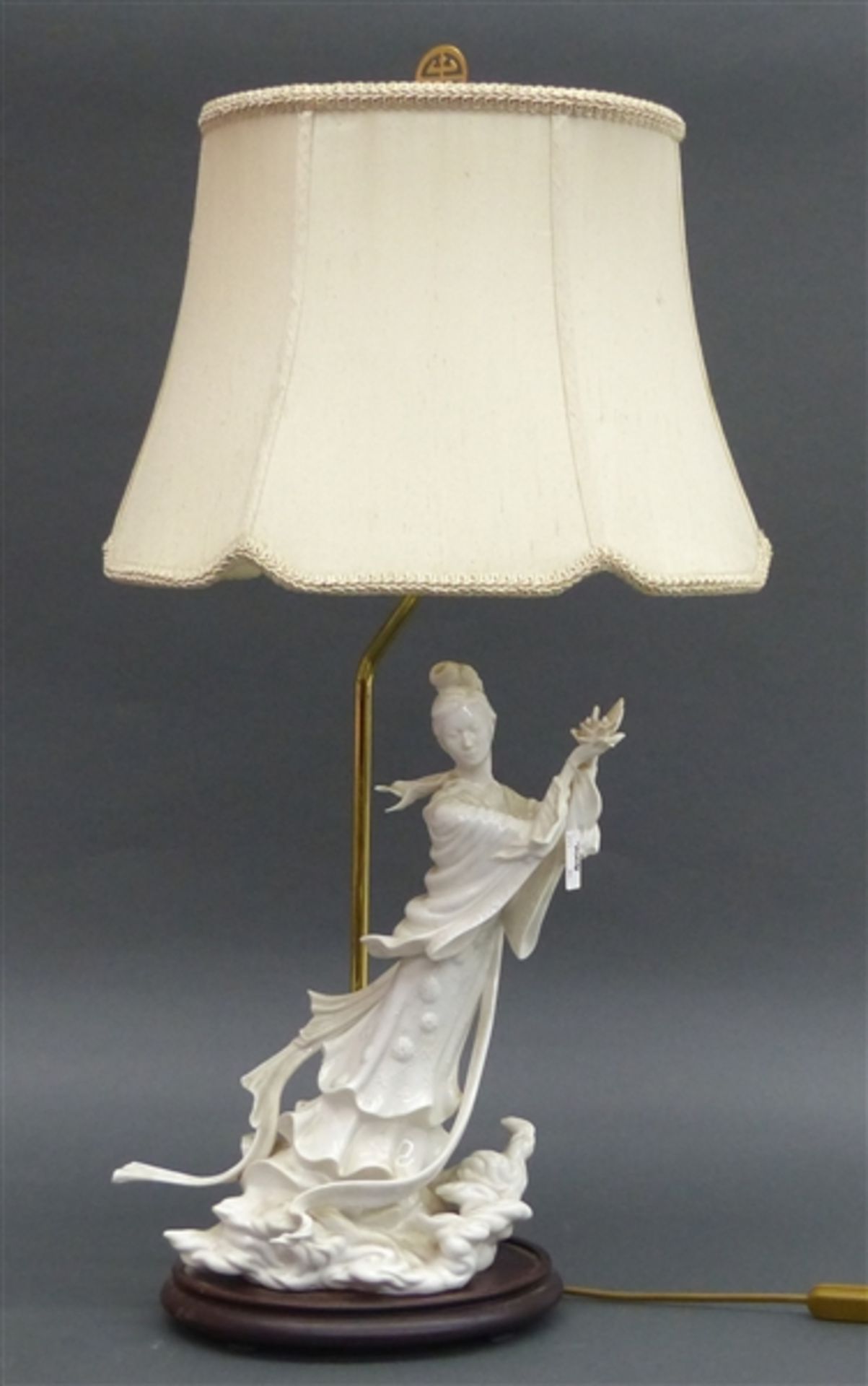 Tischlampe Porzellan, chinesische Dame mit Lotusblüten, Leinenschirm, Holzsockel, neuzeitlich,