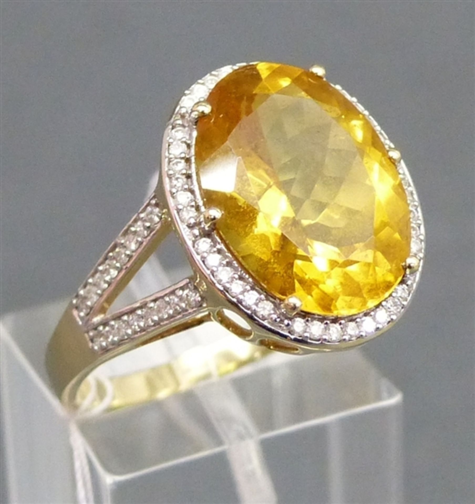 Damenring 14 kt. Gelbgold, 1 ovaler Goldtopas, Kranz und Fassung besetzt mit ca. 72 Diamanten, weiß,