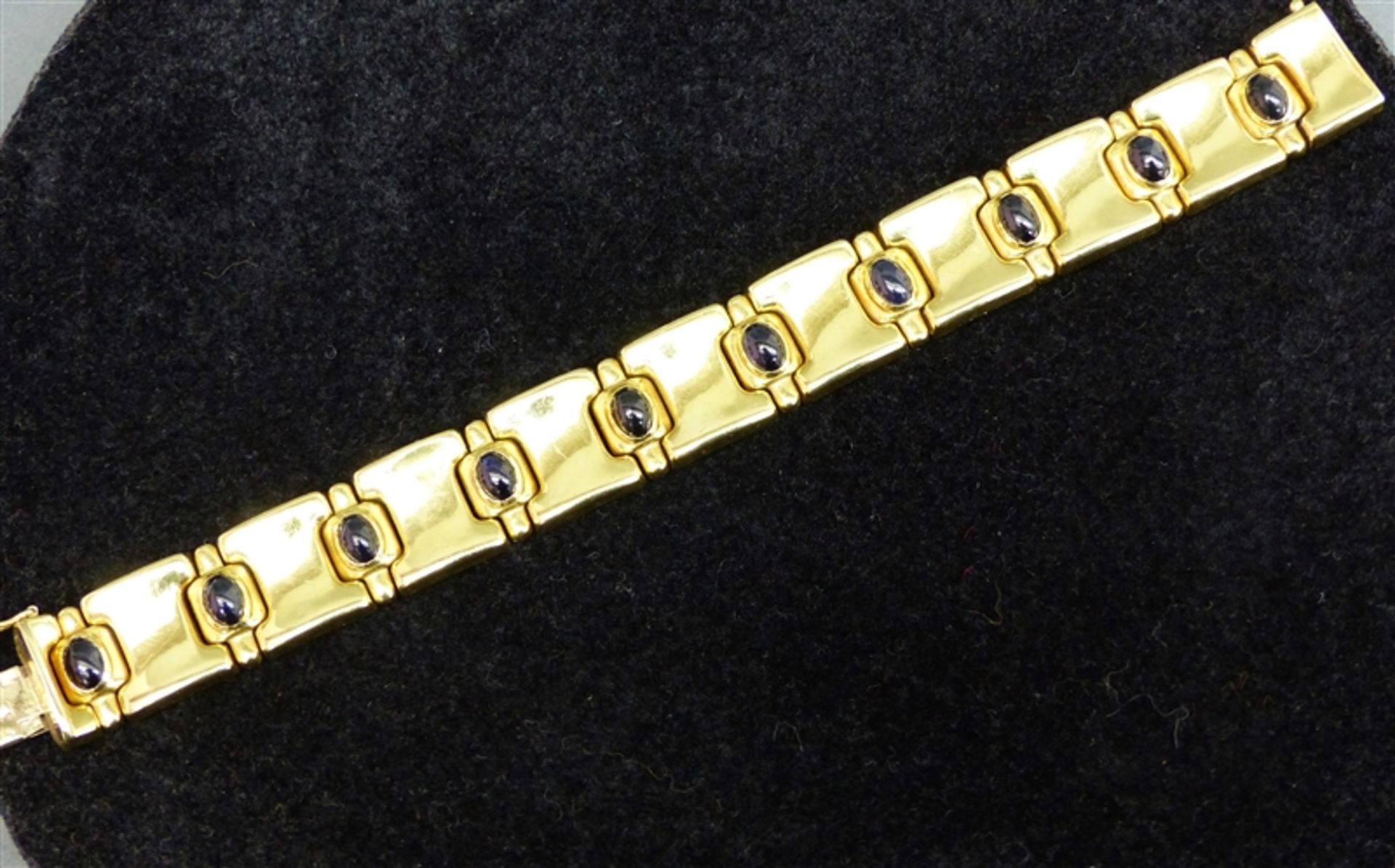 Armband 18 kt. Gelbgold, 10 Plättchen, Zwischenstücke mit Saphircabochons besetzt, Kastenschloss mit