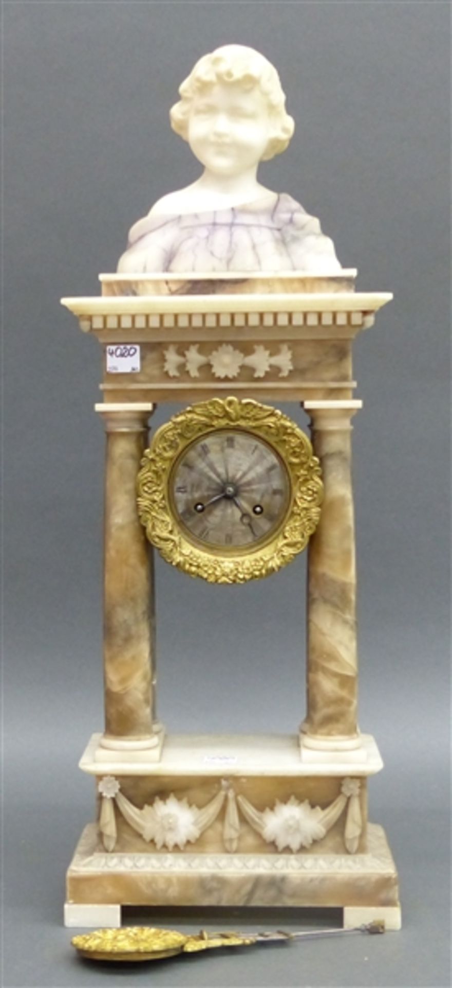 Säulenuhr Alabaster, 4 Säulen, Messingwerk mit Schlüsselaufzug, Schlag auf Glocke, silberfarbenes