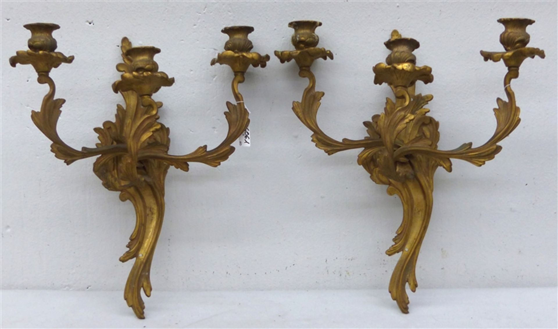 Paar Wandleuchter, 19. Jh. Bronze, vergoldet, je dreiflammig, Rokokoform, h 39 cm