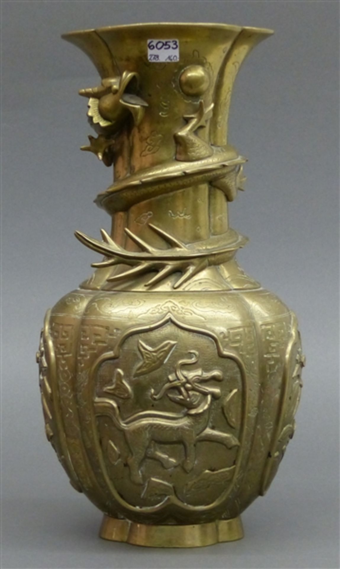 Messingvase China, frühes 19. Jh., reliefierte Drachendarstellungen, reiche Gravur, reliefierte