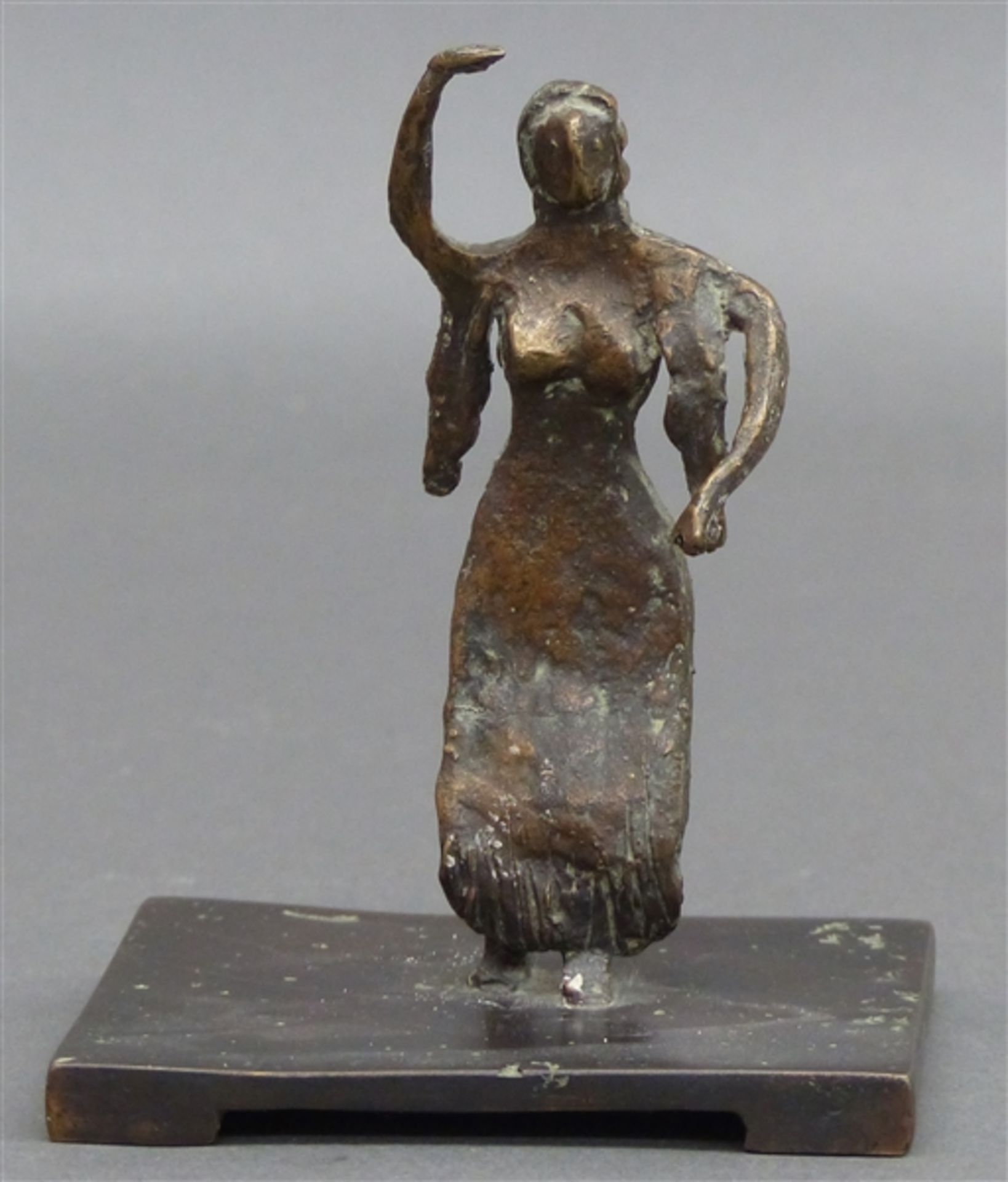Bronze Theo Bechteler 1903 - 1993, zugeschrieben, stehende Frau auf Bronzesockel, h 14 cm,