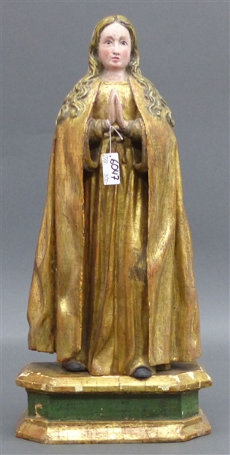 Holzskulptur, 19. Jh. geschnitzt, Betende Heilige, gefasst und teilvergoldet, auf Sockel, h 44,5