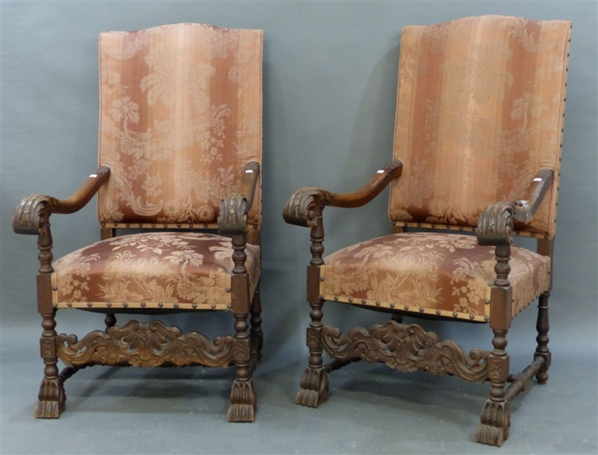 Paar Sessel 19. Jh., Eiche beschnitzt, Damastbezug, leicht beschädigt, h 122 cm
