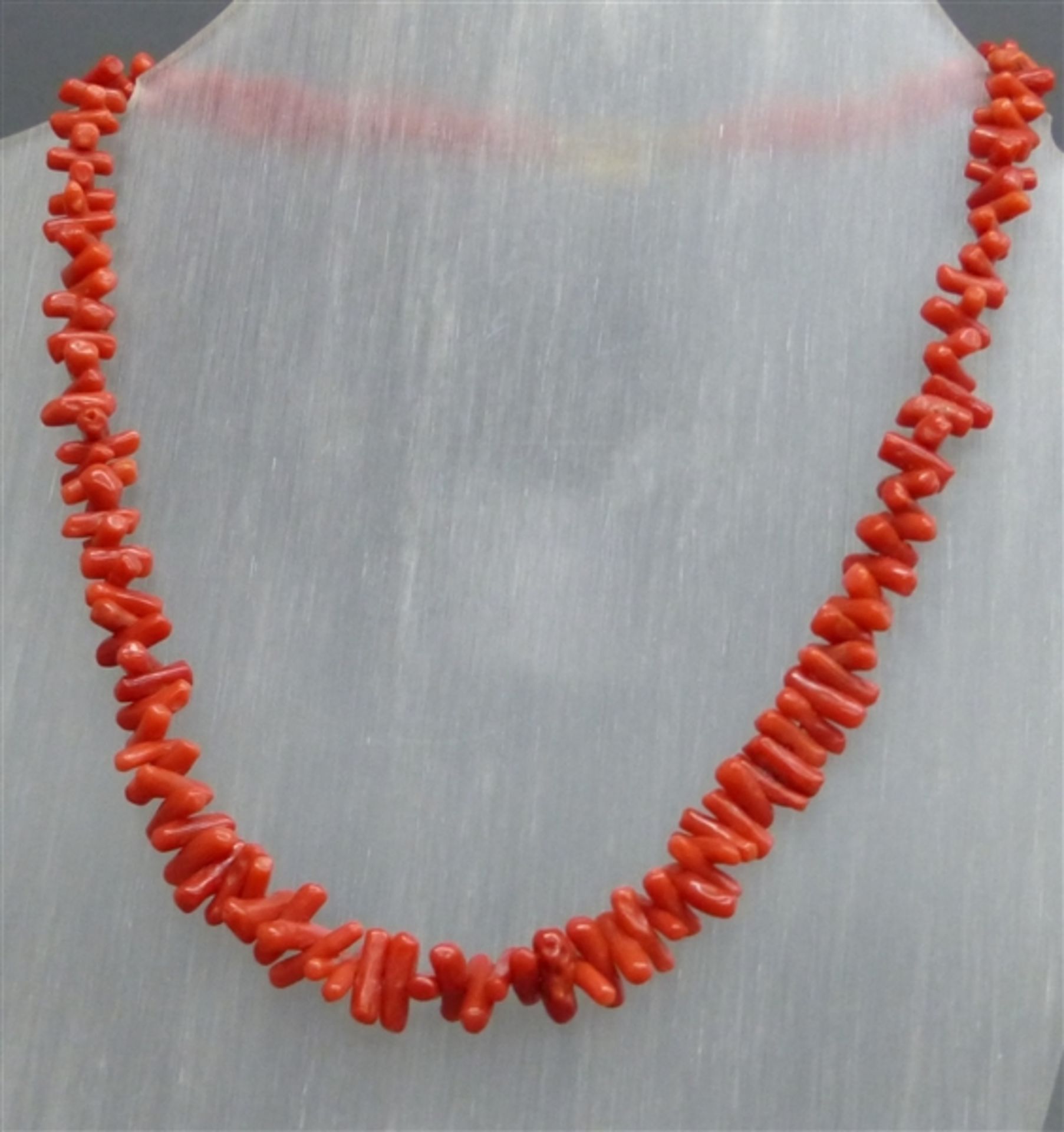 Halskette Korallstückchen im Verlauf, rot, l 40 cm,