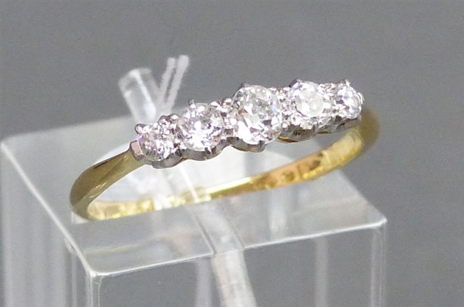 Damenring 18 kt. Gelbgold und Weißgold, besetzt mit 5 Diamanten zusammen ca 0,45 ct., weiß, si, um