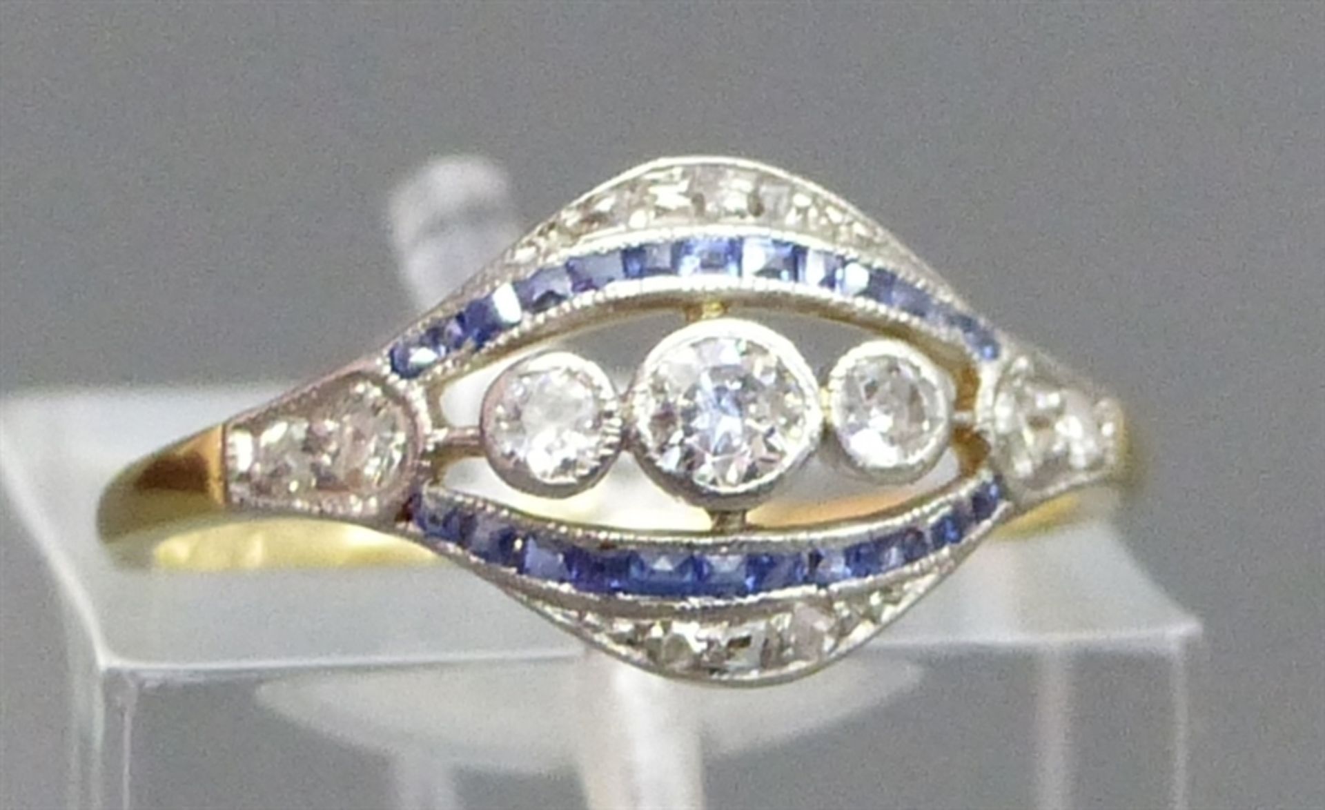 Damenring 18 kt. Gelbgold, besetzt mit 3 Brillanten zus ca 0,14 ct, Saphir und Diamantbesatz, um