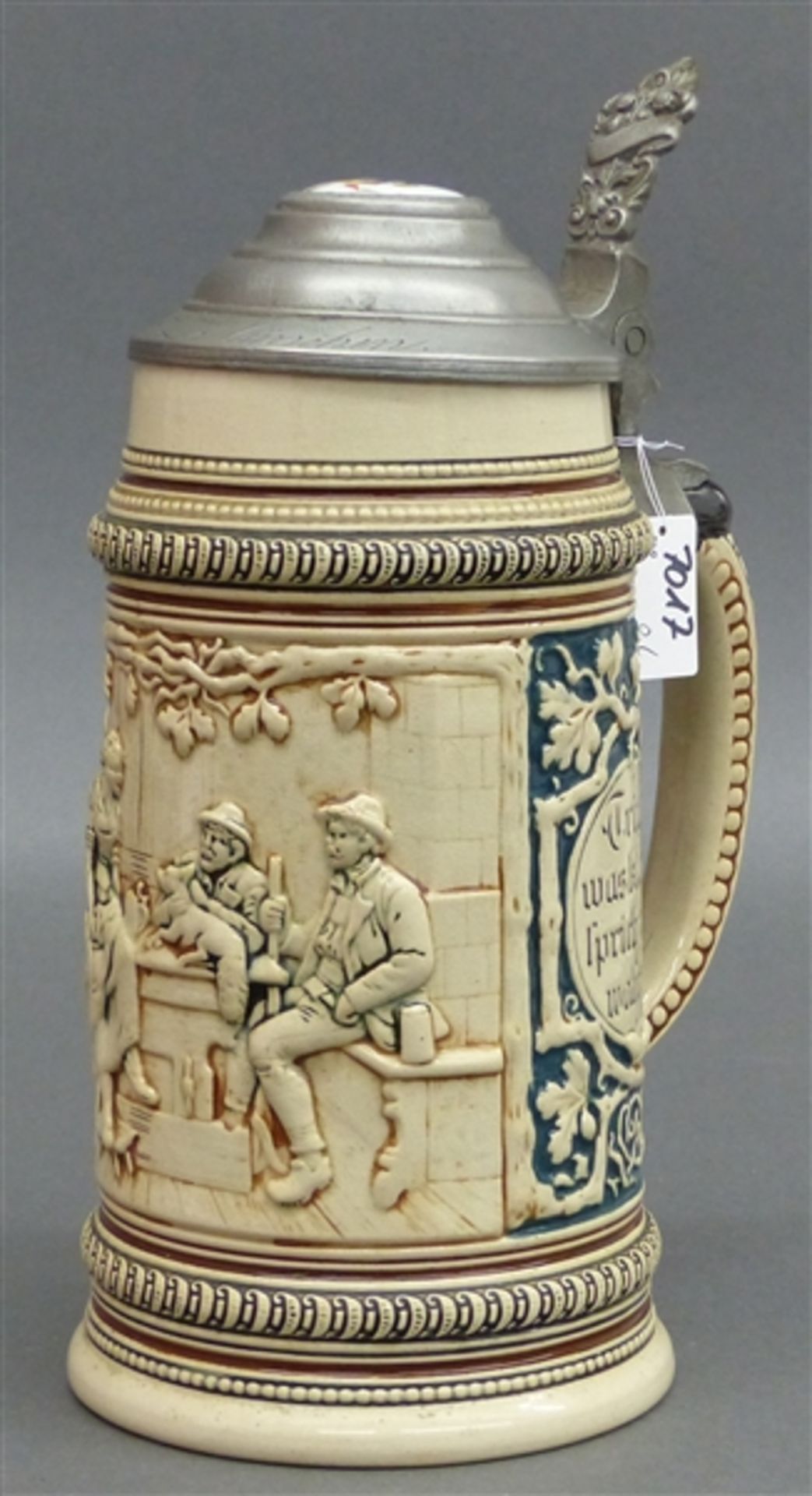 Bierkrug, um 1900 Keramik, Reliefdekor, Wirtshausszene, Zinndeckel mit Porzellanaufsatz "Münchner