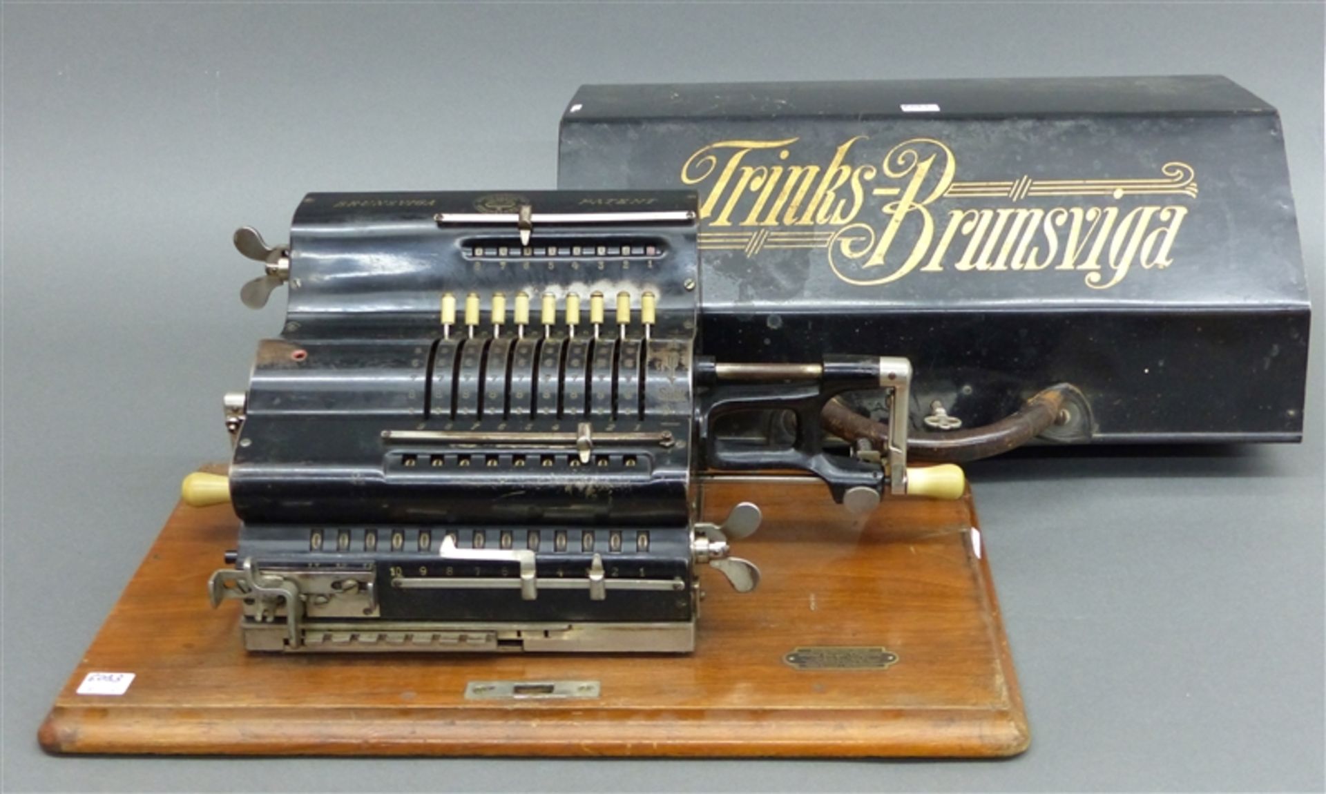 Rechenmaschine um 1900, Brunsviga, Grimmendtalis & Co., Braunschweig, auf Holzplatte, im