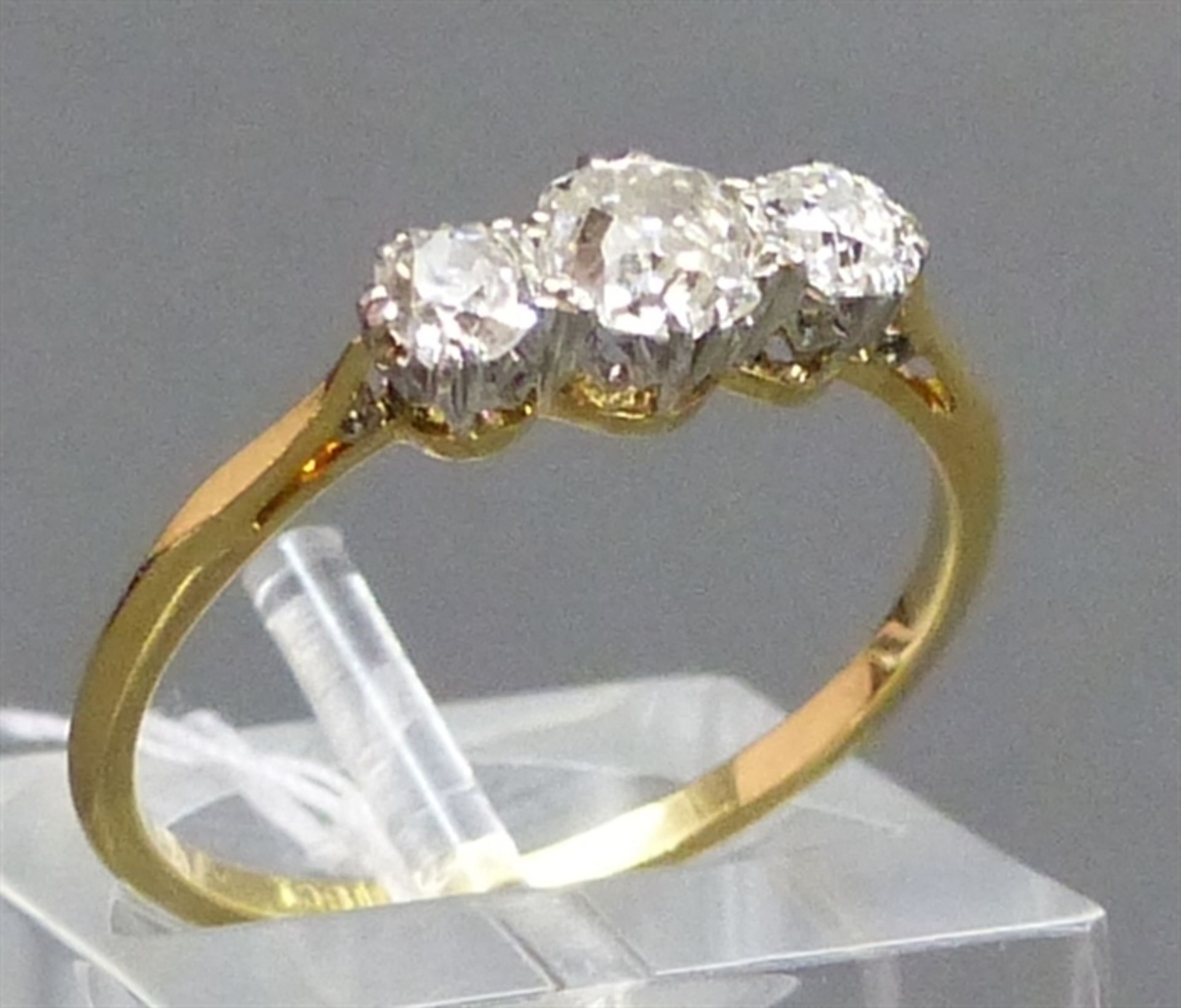 Damenring 18 kt. Gelbgold und Weißgold, besetzt mit 3 Diamanten zusammen ca 0,35 ct, Altschliff,