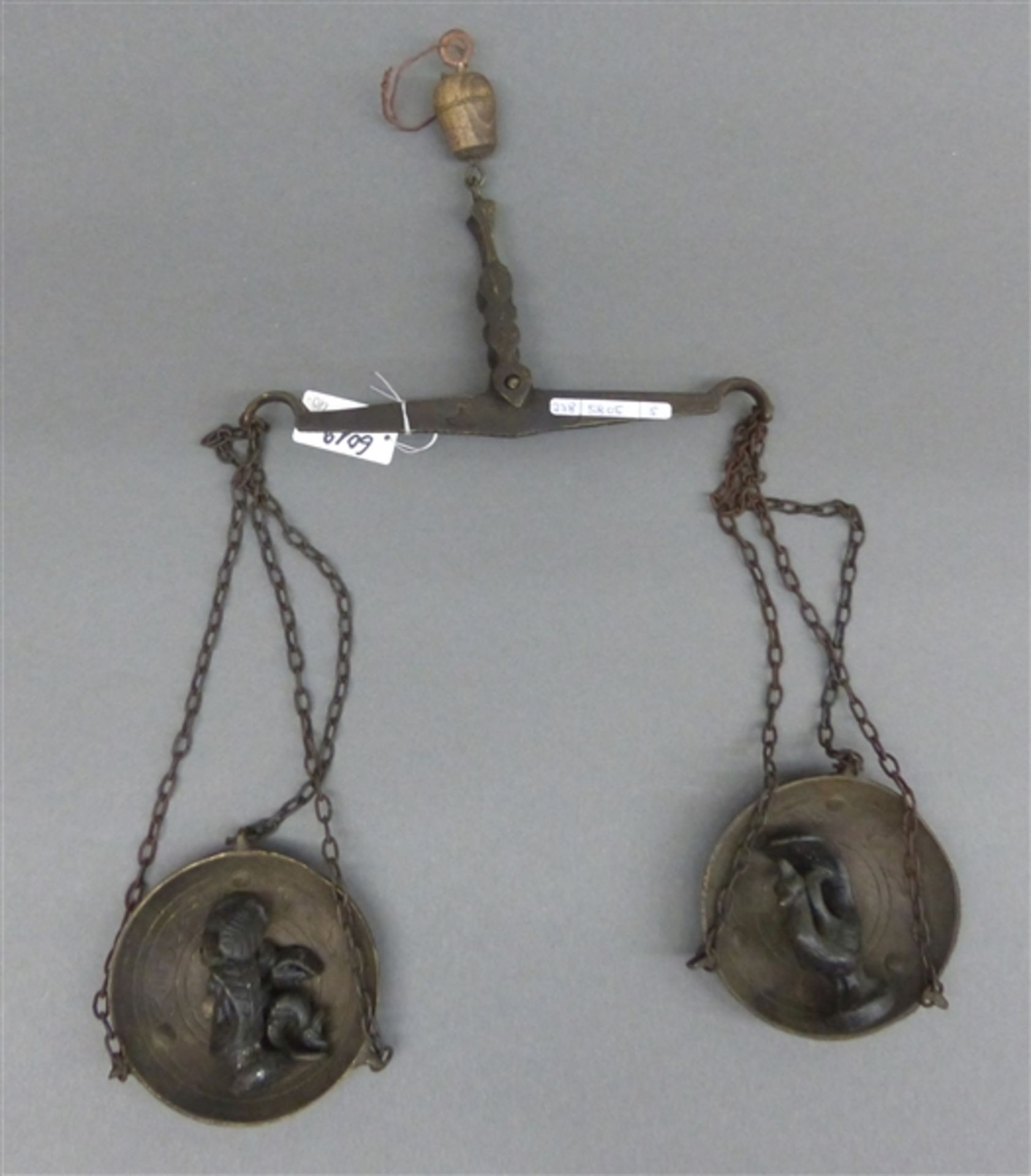 Balkenwaage Metall, mit 5 Ashantigewichten, um 1900