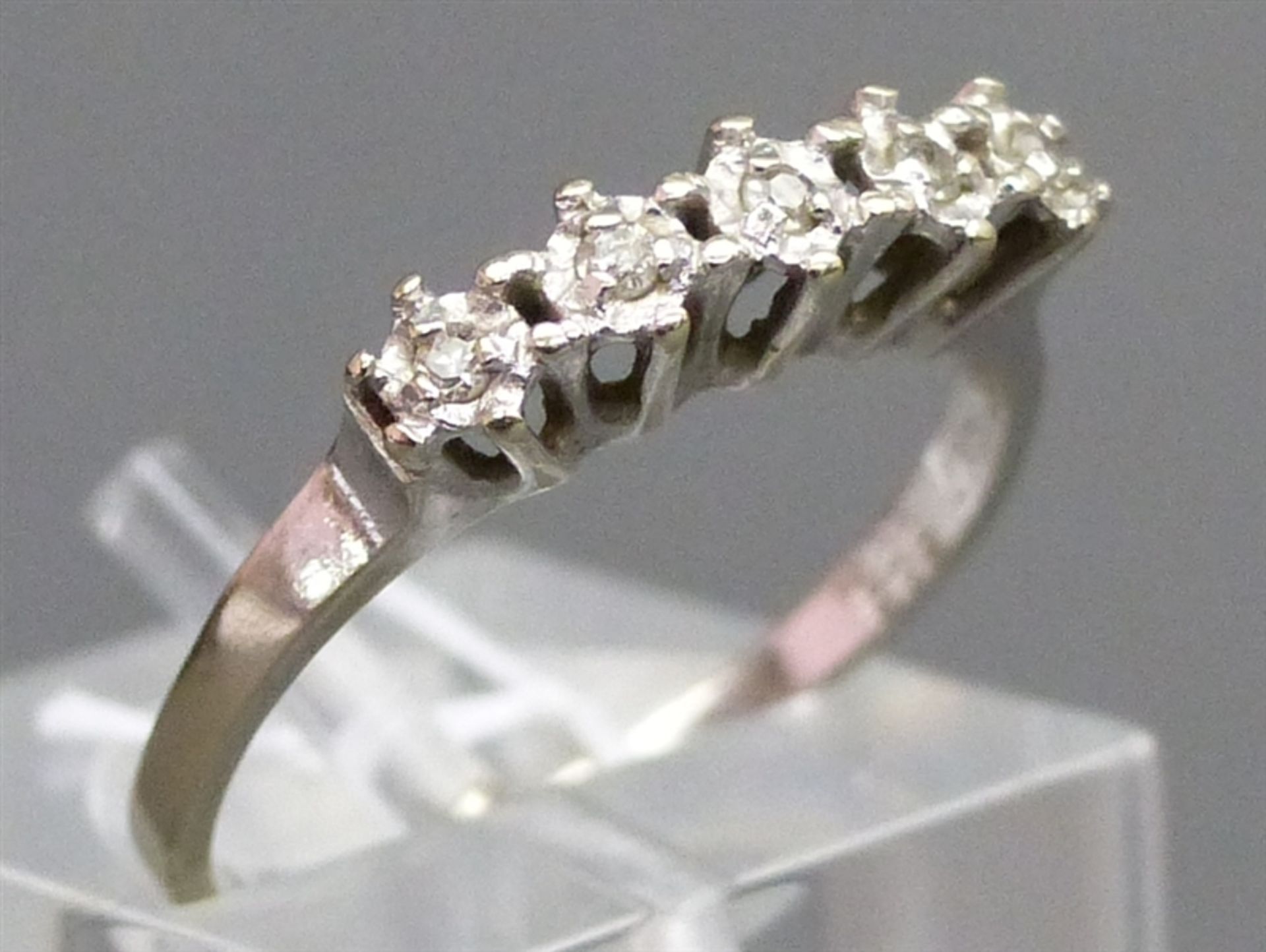 Damenring 14 kt. Weißgold, 5 Diamanten zus. ca. 0,07 ct., ca. 2 g schwer, RM 54,