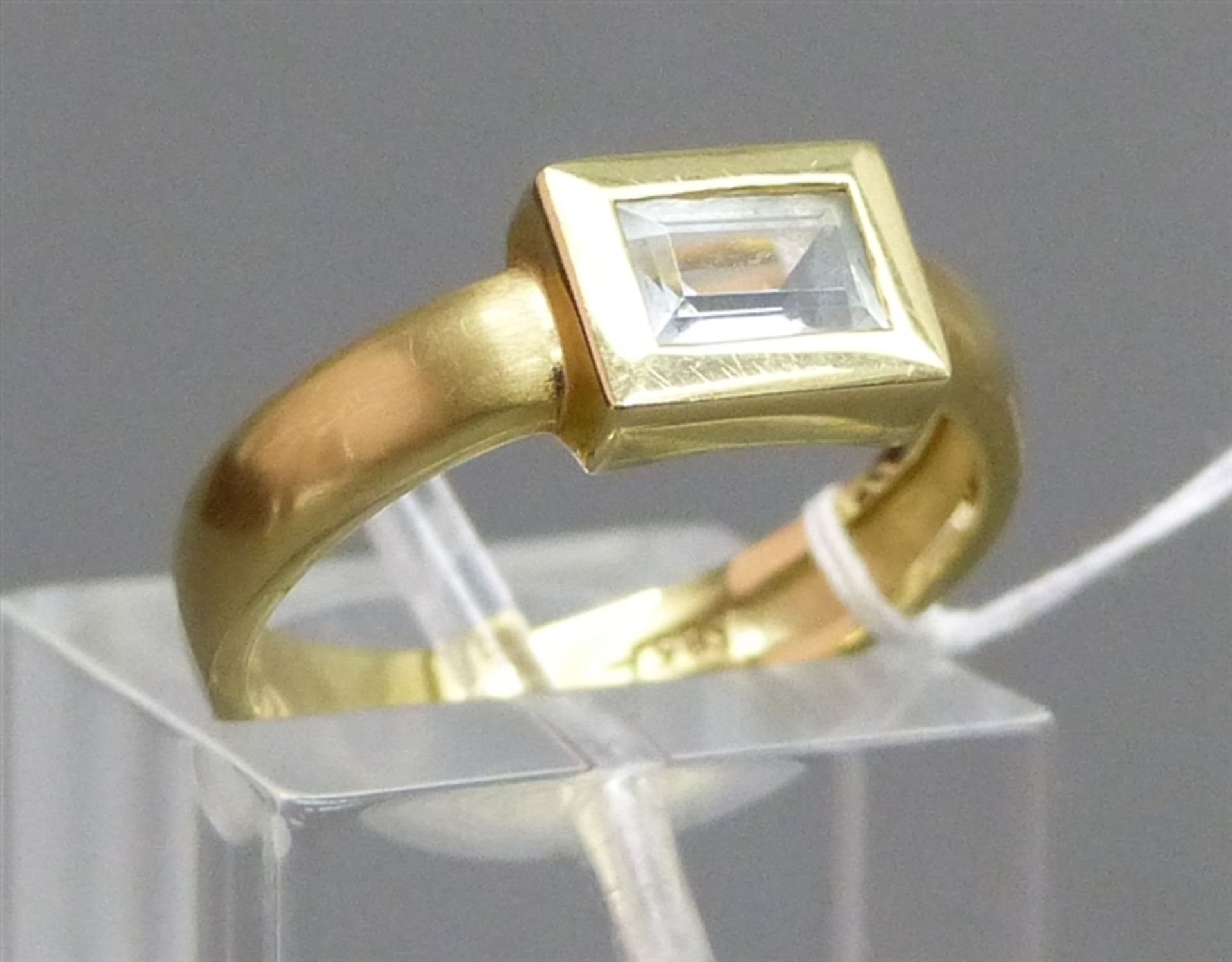 Damenring 14 kt. Gelbgold, 1 rechteckiger Aquamarin, ca. 4 g schwer, RM 56,