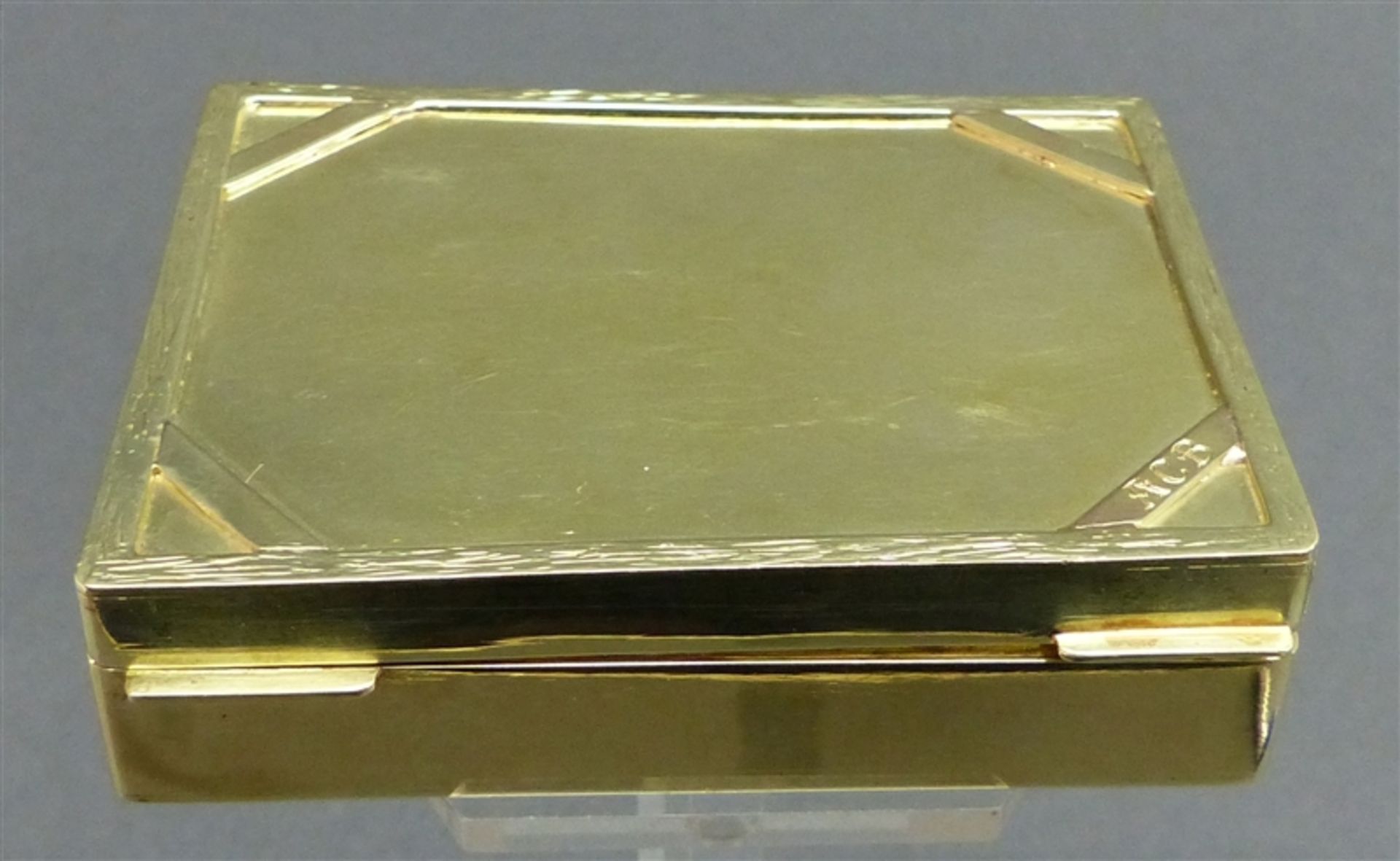 Golddose 14 kt. Gelbgold, Reliefrand, punziert, Meistermarke Lindinger ?, Regensburg, Handarbeit mit