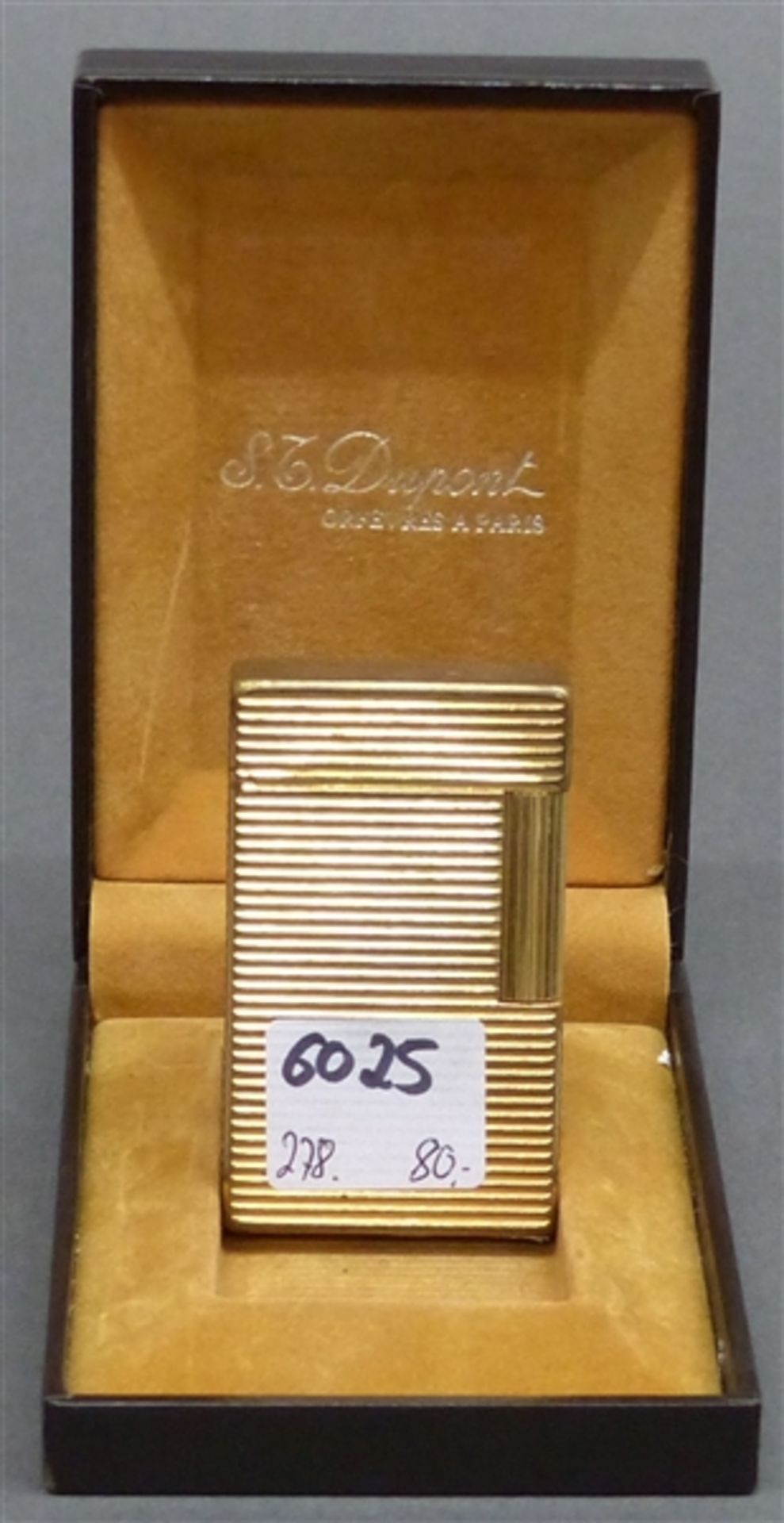 Feuerzeug Metall, vergoldet, St. Dupont Paris, Streifendekor, Gebrauchsspuren, Originaletui, h 5,8