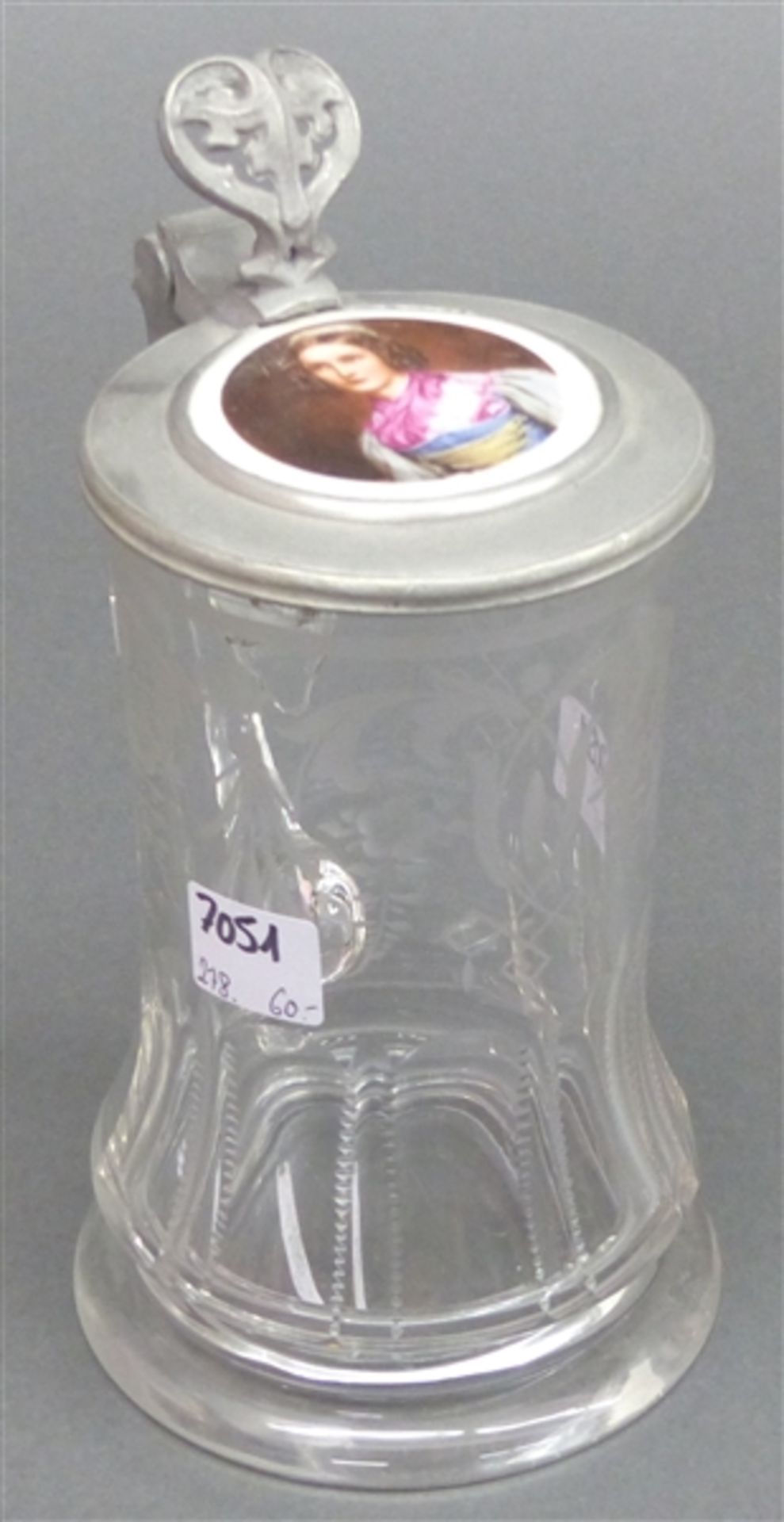 Bierkrug Glas, Zinndeckel, mit Porzellaneinlage "Mädchen in Tracht", graviert, h 19 cm,