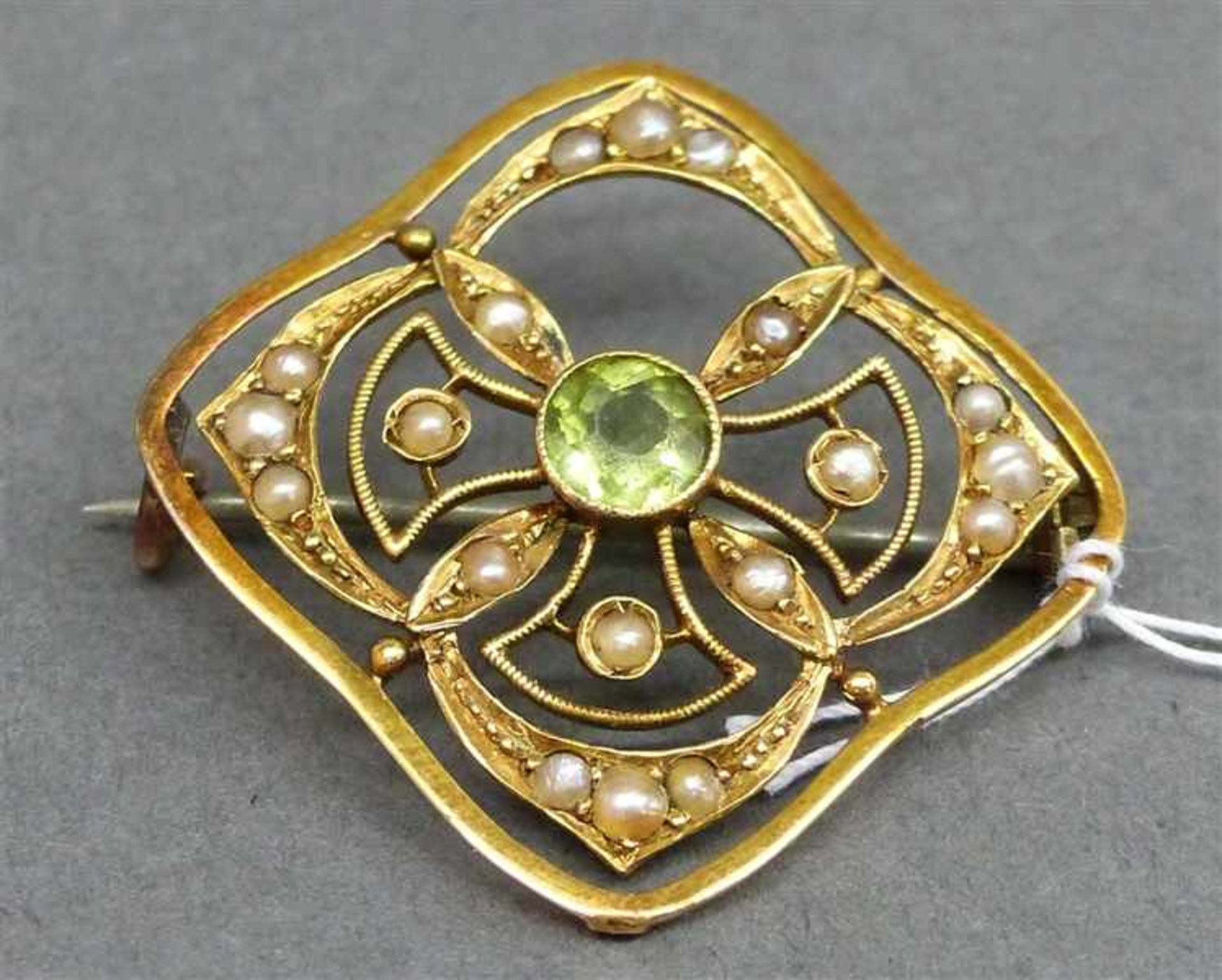 Brosche, um 1900 15 kt. Rotgold, England, mittig 1 Peridot, 19 kleine Flussperlchen, beschädigt,