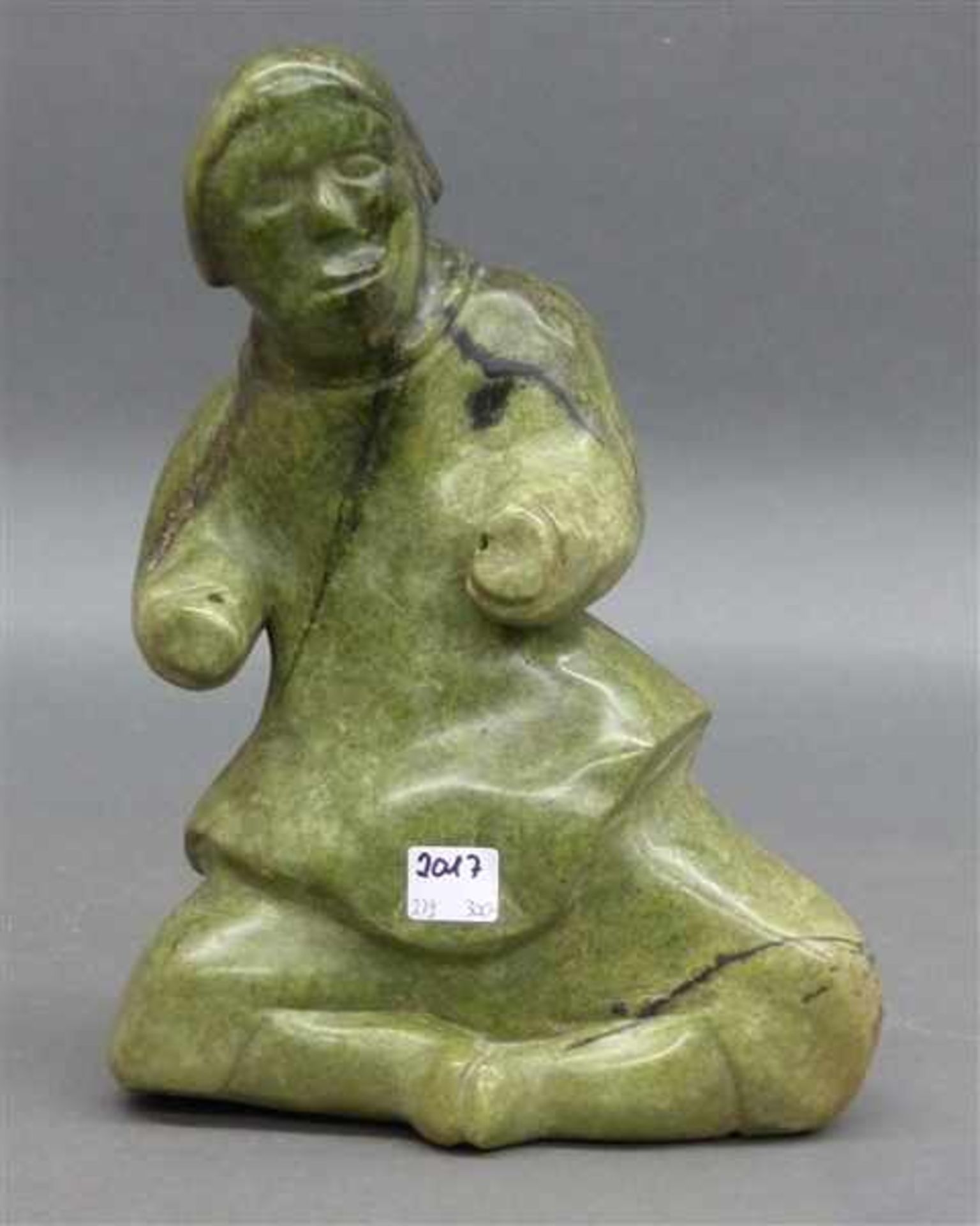 Steinskulptur China, 20. Jh., Buntjade, sitzender Mann, h 28 cm,