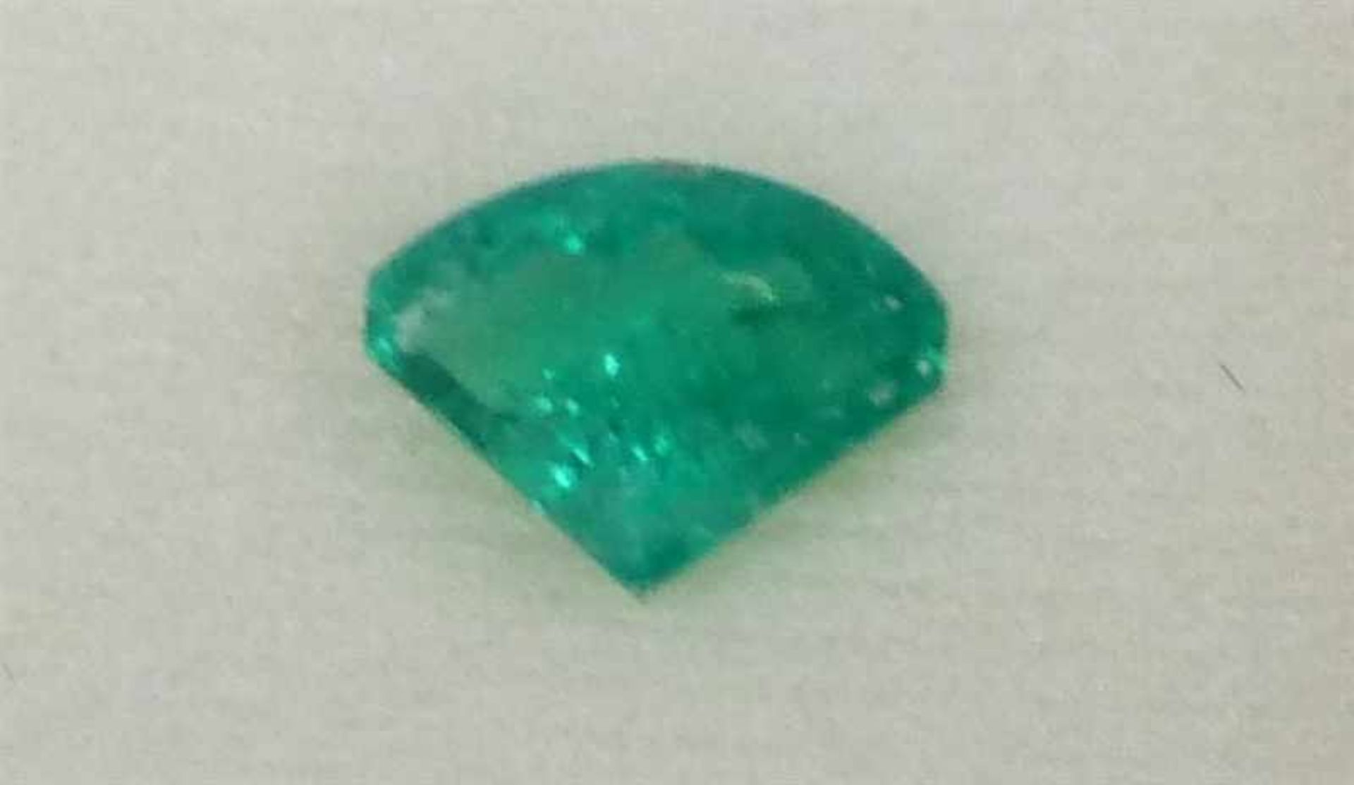 Edelstein ungefasst, "Smaragd", ca 1,54 ct., Fancy-cut, in versiegelter Dose