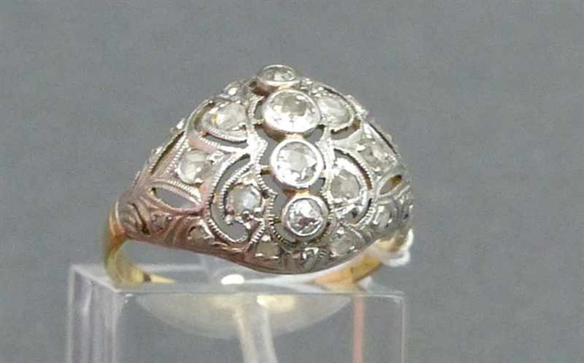 Damenring 18 kt. Gelbgold und Weißgold, 4 Altschliffdiamanten zusammen ca 0,30 ct., Diamantrosen,