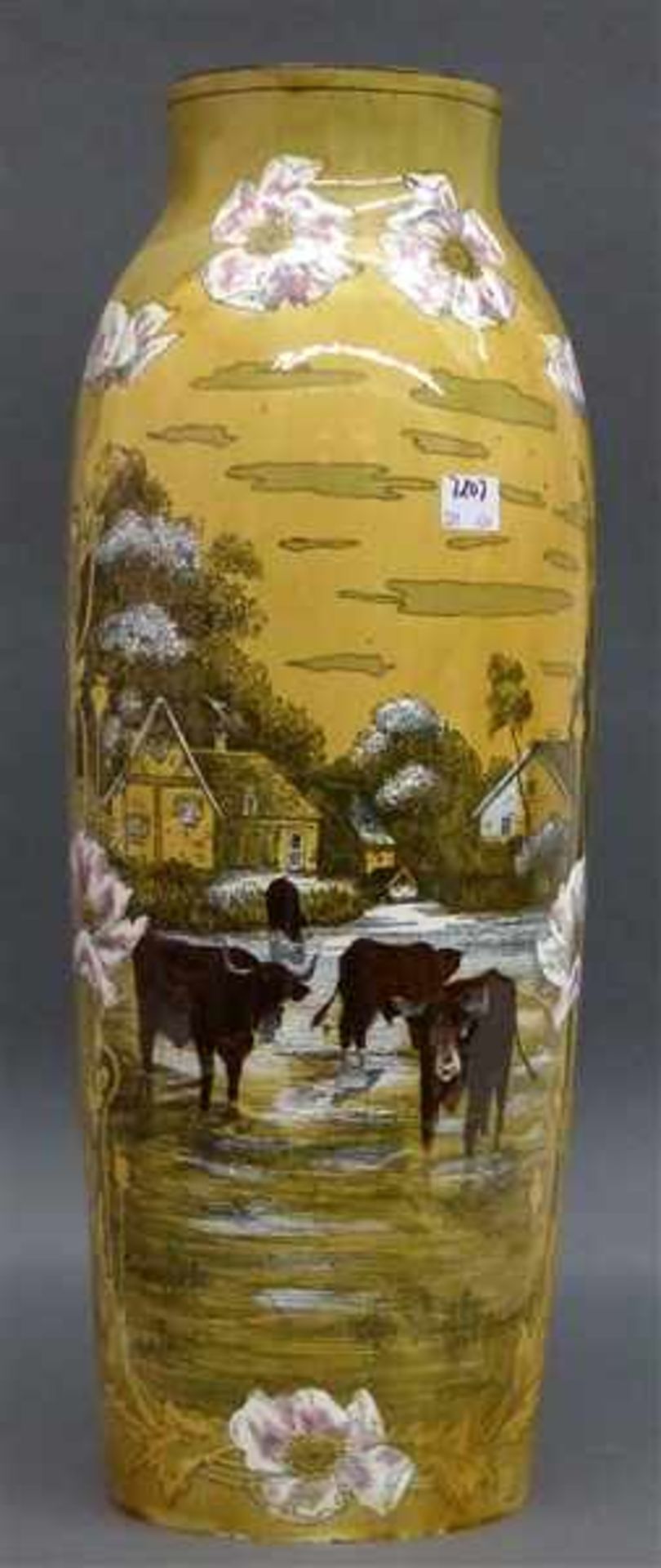 Jugendstilvase England, um 1930, hellbraune Glasur, floral bemalt, Landschaftsmotiv mit Häusern