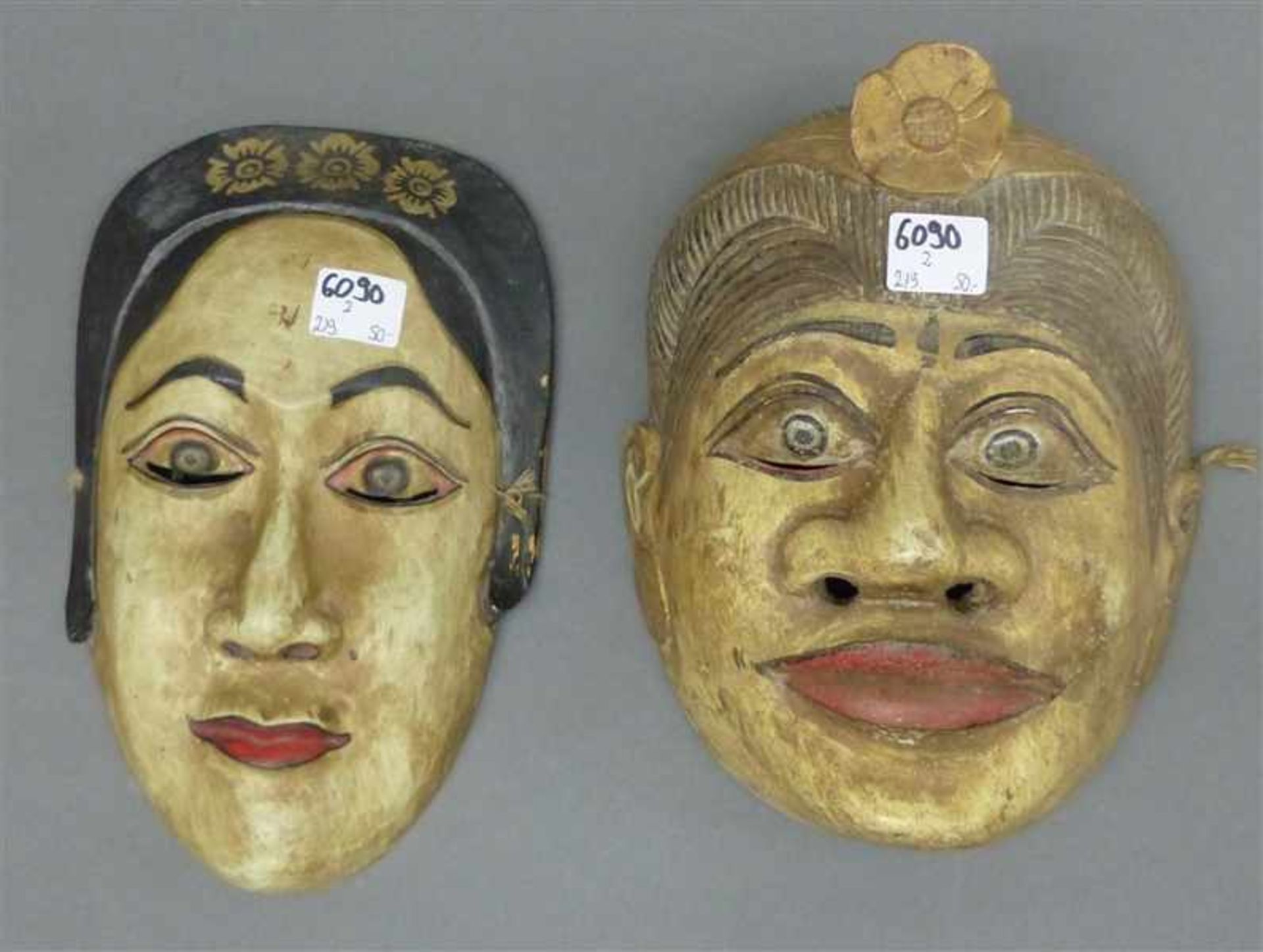 Paar Holzmasken Mann und Frau, gefasst, Indonesien, um 1920, h je 20 cm,