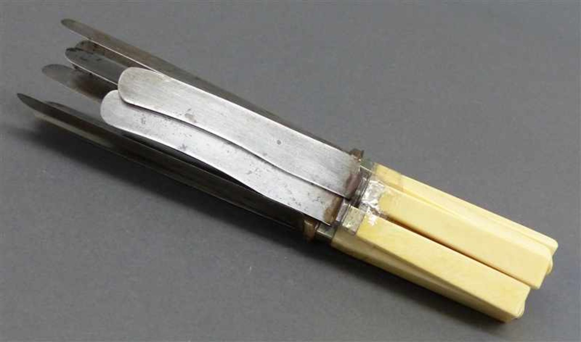 10 Messer um 1900, Elfenbeingriffe, Metallklingen, l 21 und 25 cm,