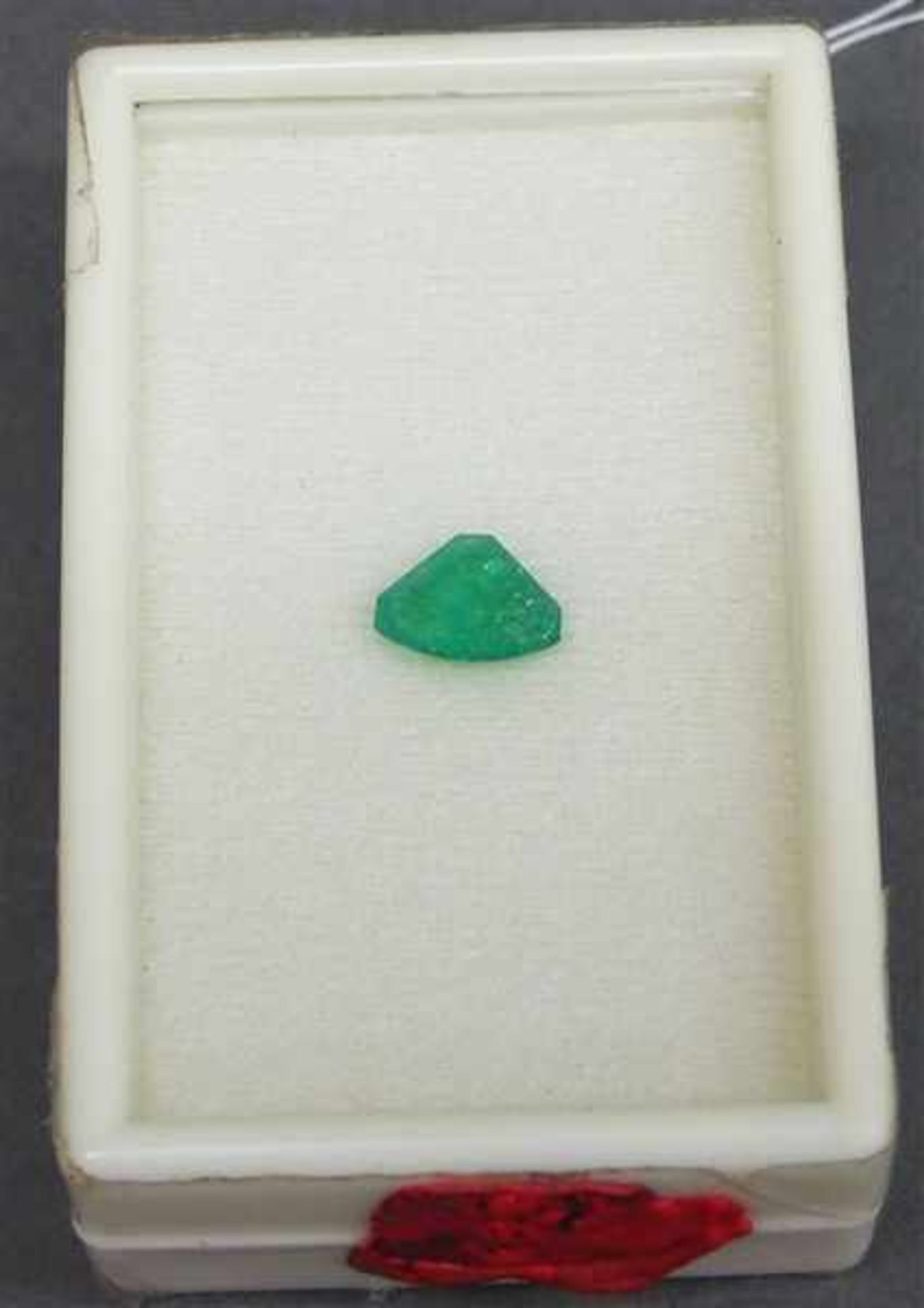 Edelstein ungefasst, "Smaragd", ca 1,36 ct., Fancy-cut, in versiegelter Dose,