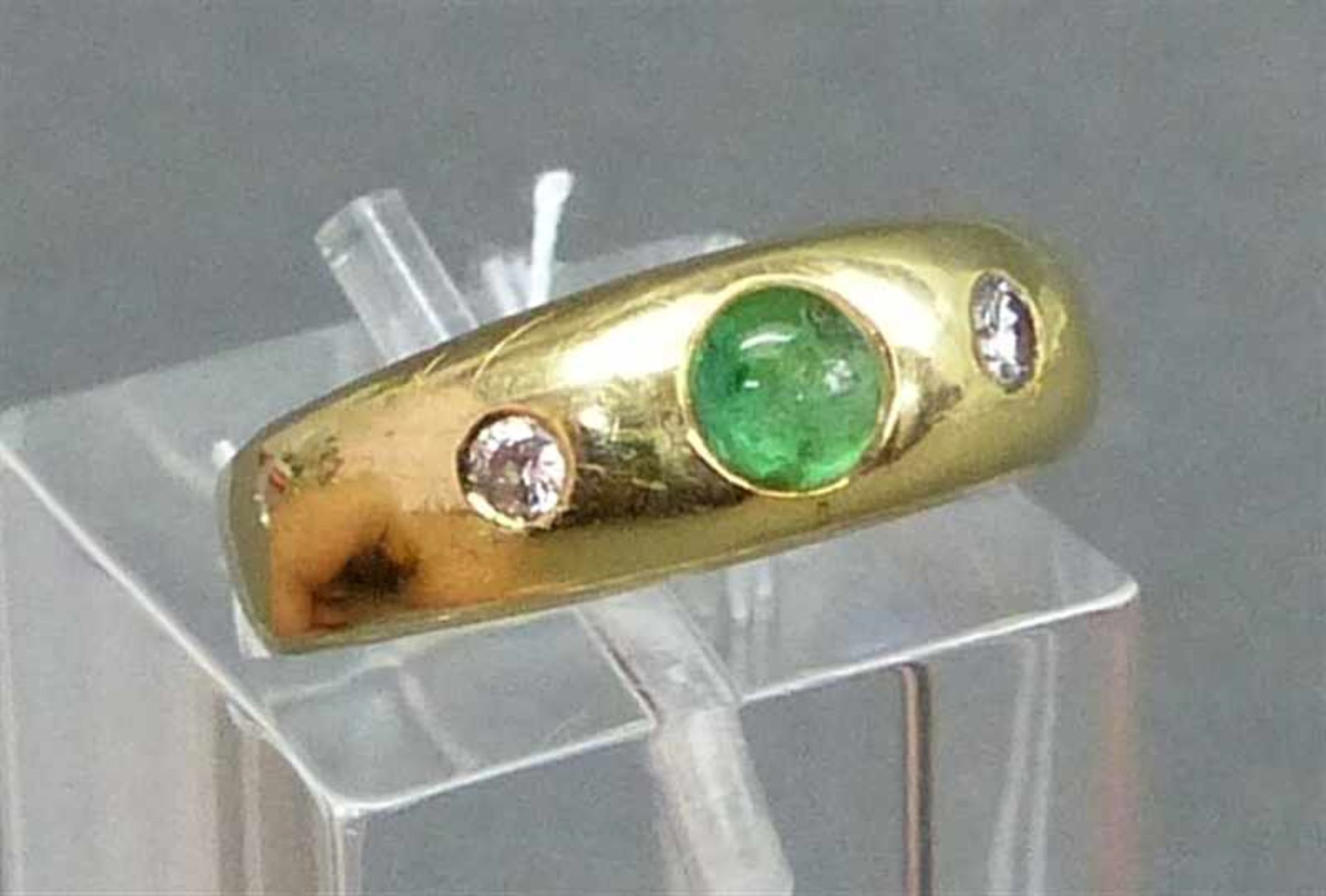 Bandring 14 kt. Gelbgold, 1 Smaragdcabochon, 2 Brillanten zusammen ca. 0,06 ct., wesselton, ca. 3