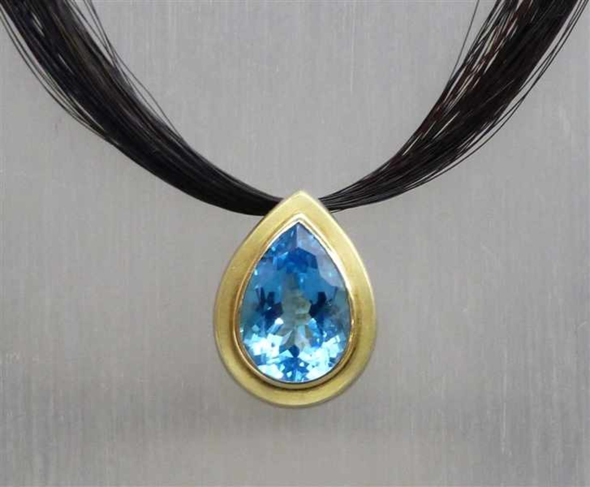 Collier Anhänger, Silber und 18 kt. Gelbgold, Blautopastropfen, Designerarbeit von Jochen Pohl,