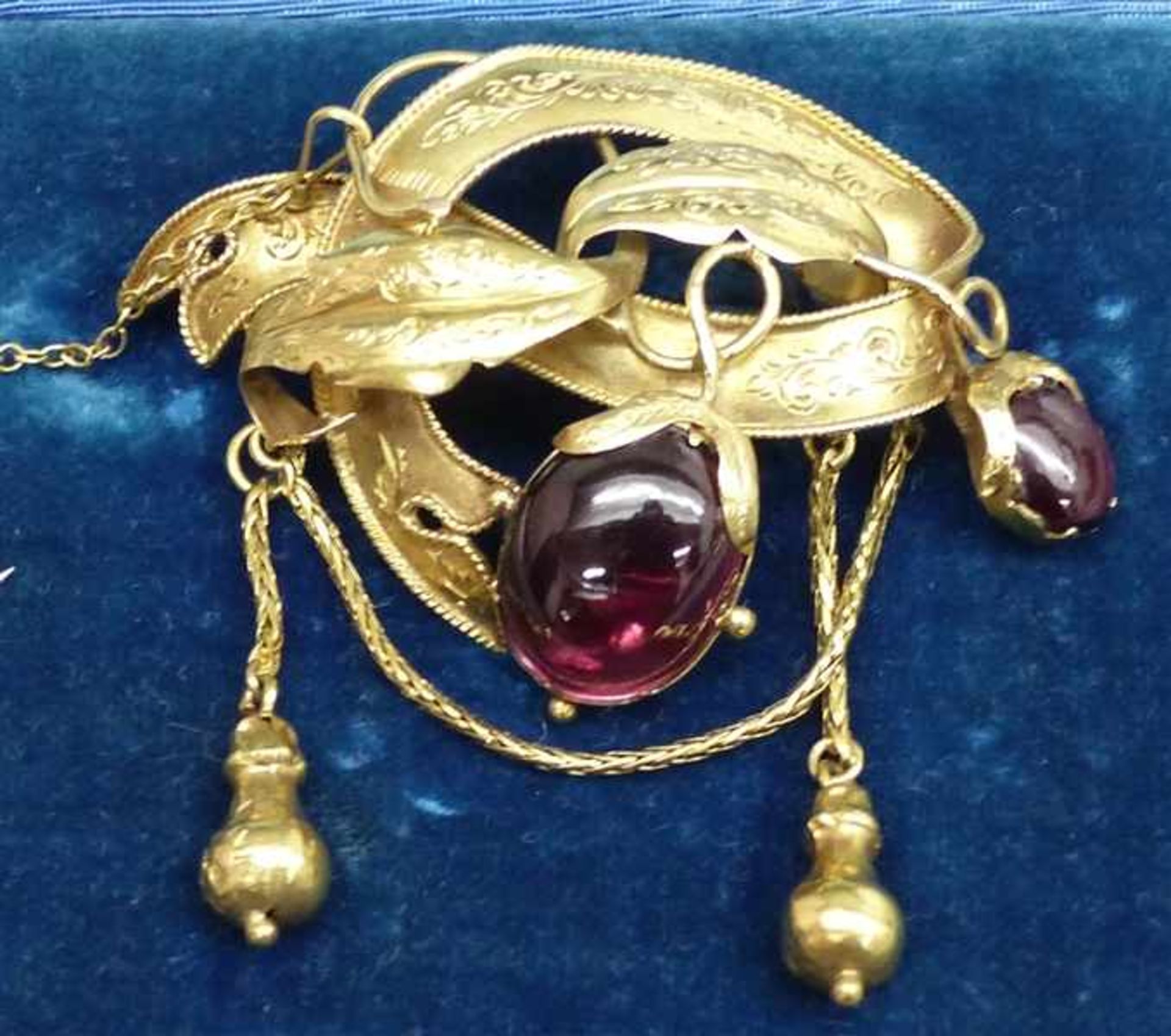 Brosche um 1870 England, 15 kt. Gelbgold, 2 Almandin Cabochons, Ranken und Blattwerk, graviert,