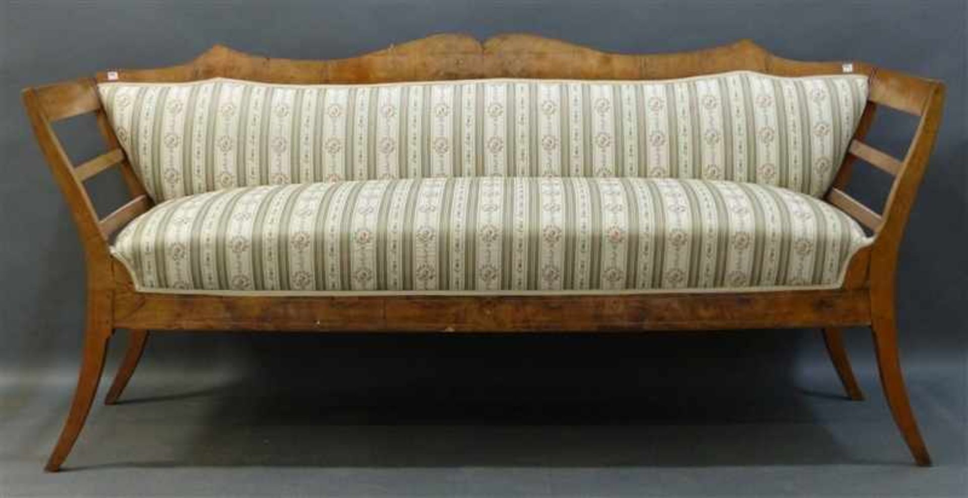 Sitzbank, um 1800 Nussbaum, intarsiert, Furnierschäden, floraler Streifenbezug, h 100 cm, b 210