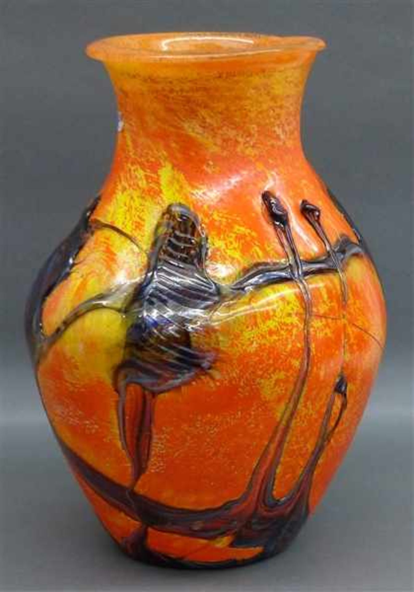 Designervase Orangefarbenes Glas mit dunklen Einschmelzungen, gebauchte Form, am Boden, signiert und