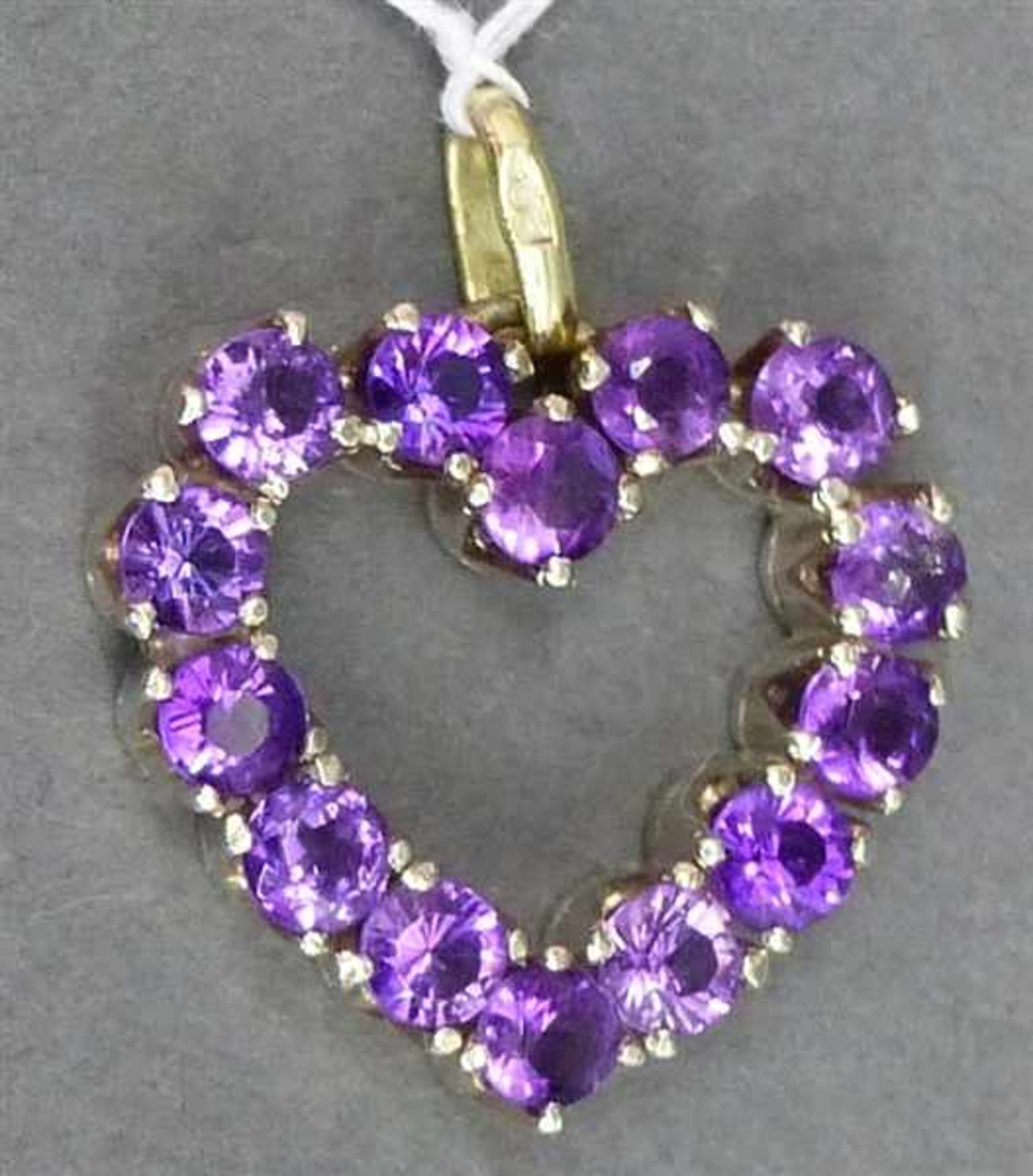 Anhänger 14 kt. Weißgold, Herzform, besetzt mit 14 Amethysten, Krampenfassung, ca 3g,